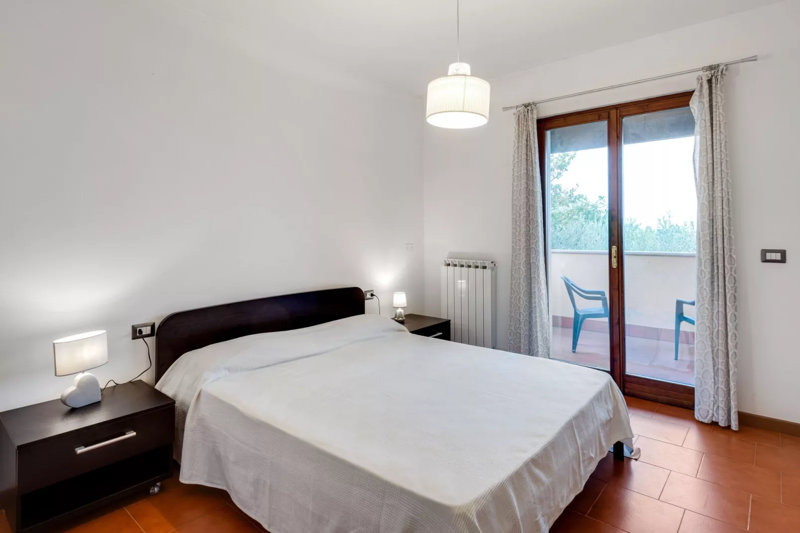 Mooi vakantiehuis vlak bij het Gardameer met zwembad-Slaapkamer