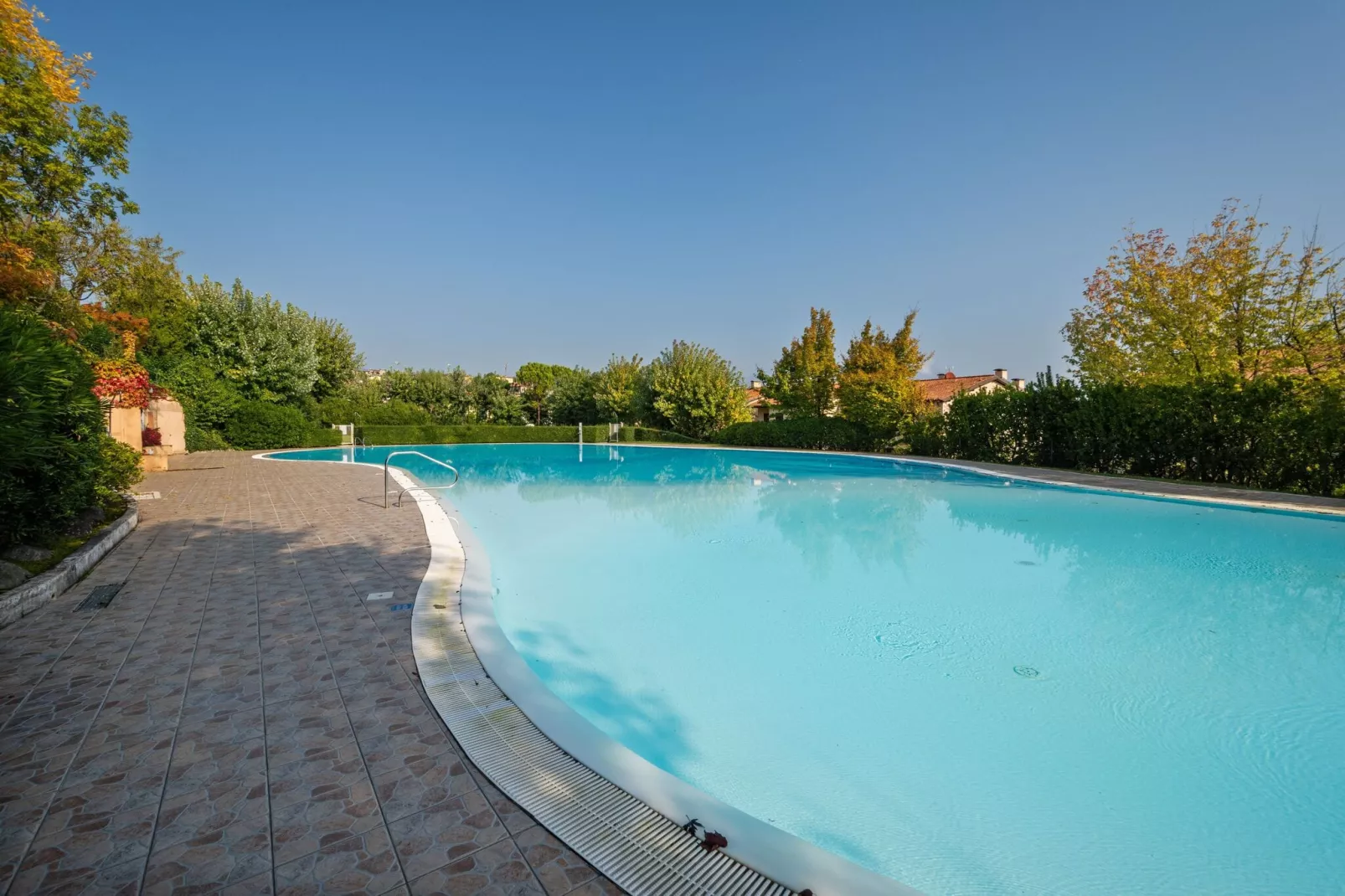 Mooi vakantiehuis vlak bij het Gardameer met zwembad-Zwembad