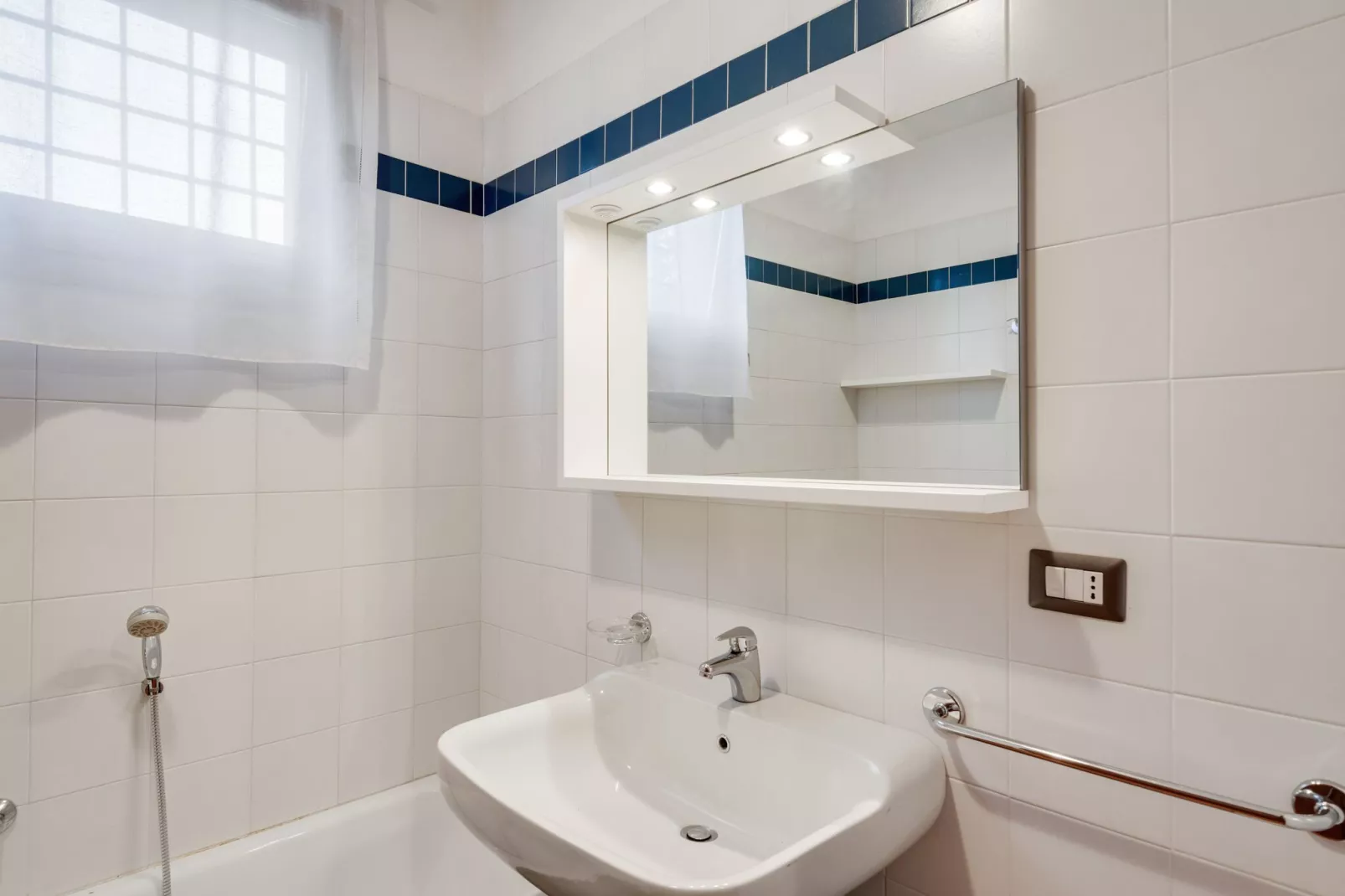 Mooi vakantiehuis vlak bij het Gardameer met zwembad-Badkamer