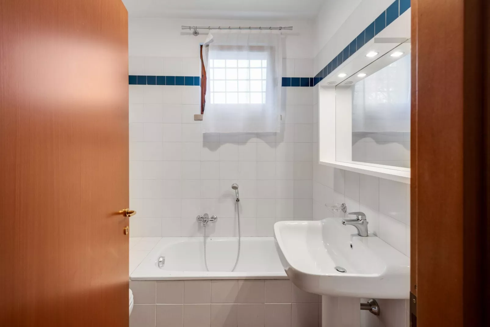 Mooi vakantiehuis vlak bij het Gardameer met zwembad-Badkamer