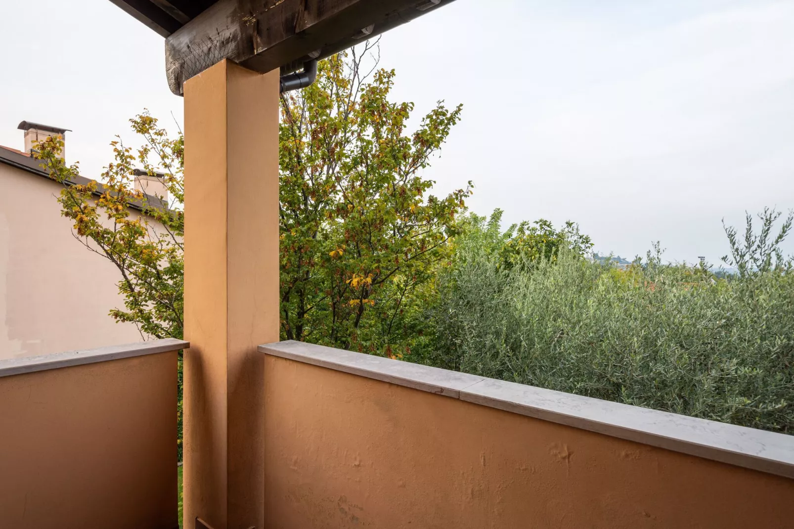 Mooi vakantiehuis vlak bij het Gardameer met zwembad-Terrasbalkon
