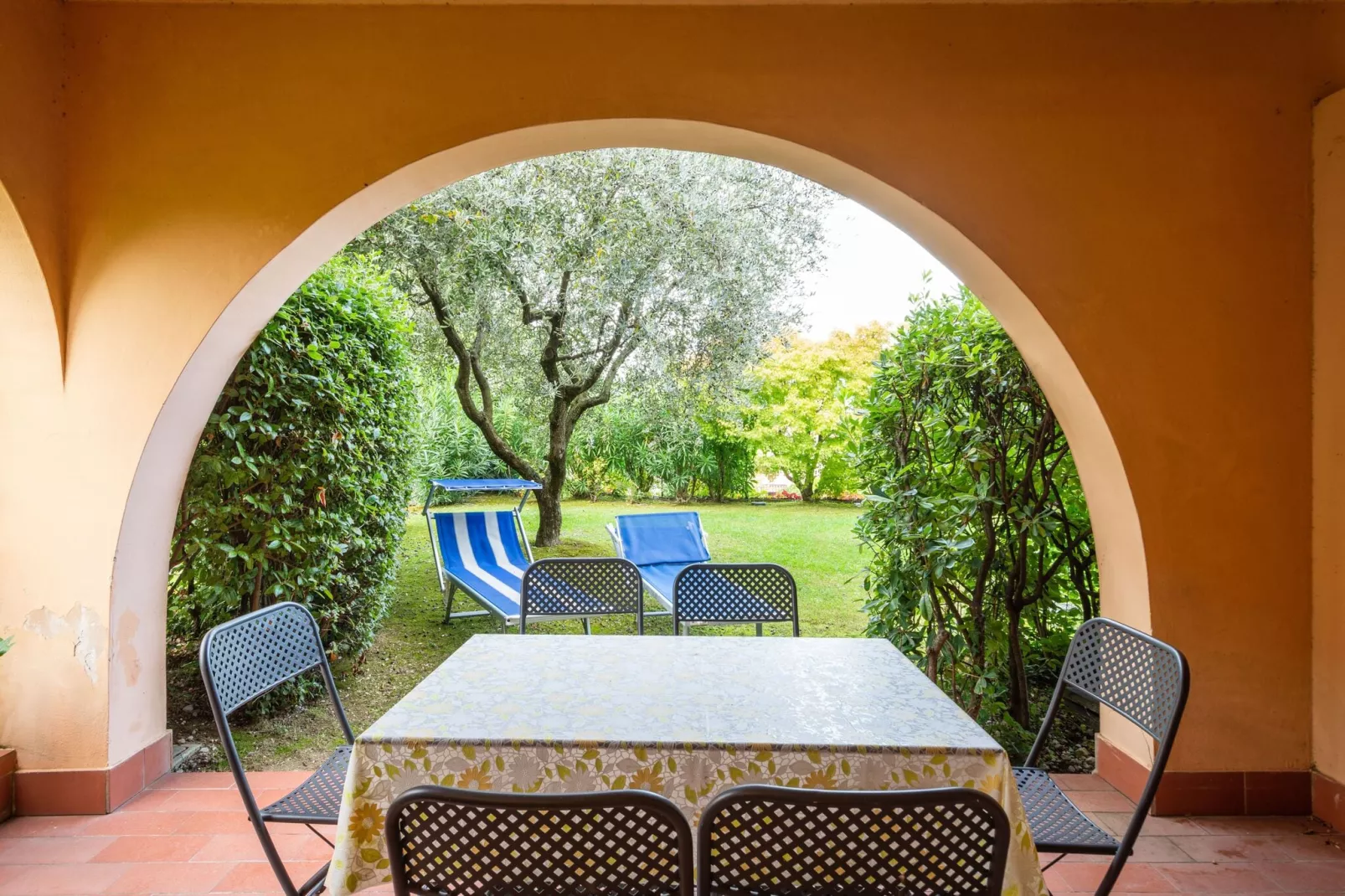 Mooi vakantiehuis vlak bij het Gardameer met zwembad-Terrasbalkon