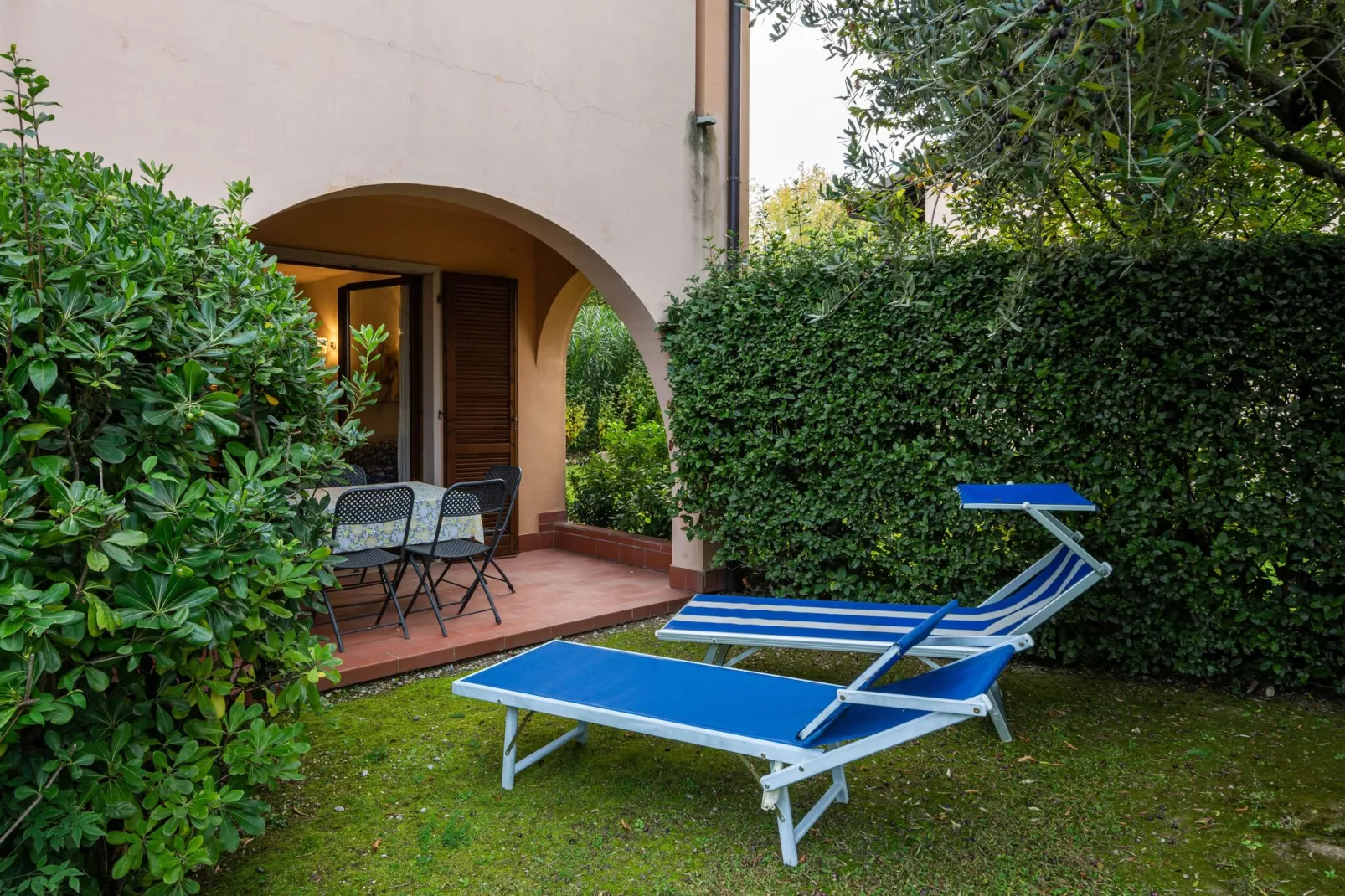 Mooi vakantiehuis vlak bij het Gardameer met zwembad-Tuinen zomer