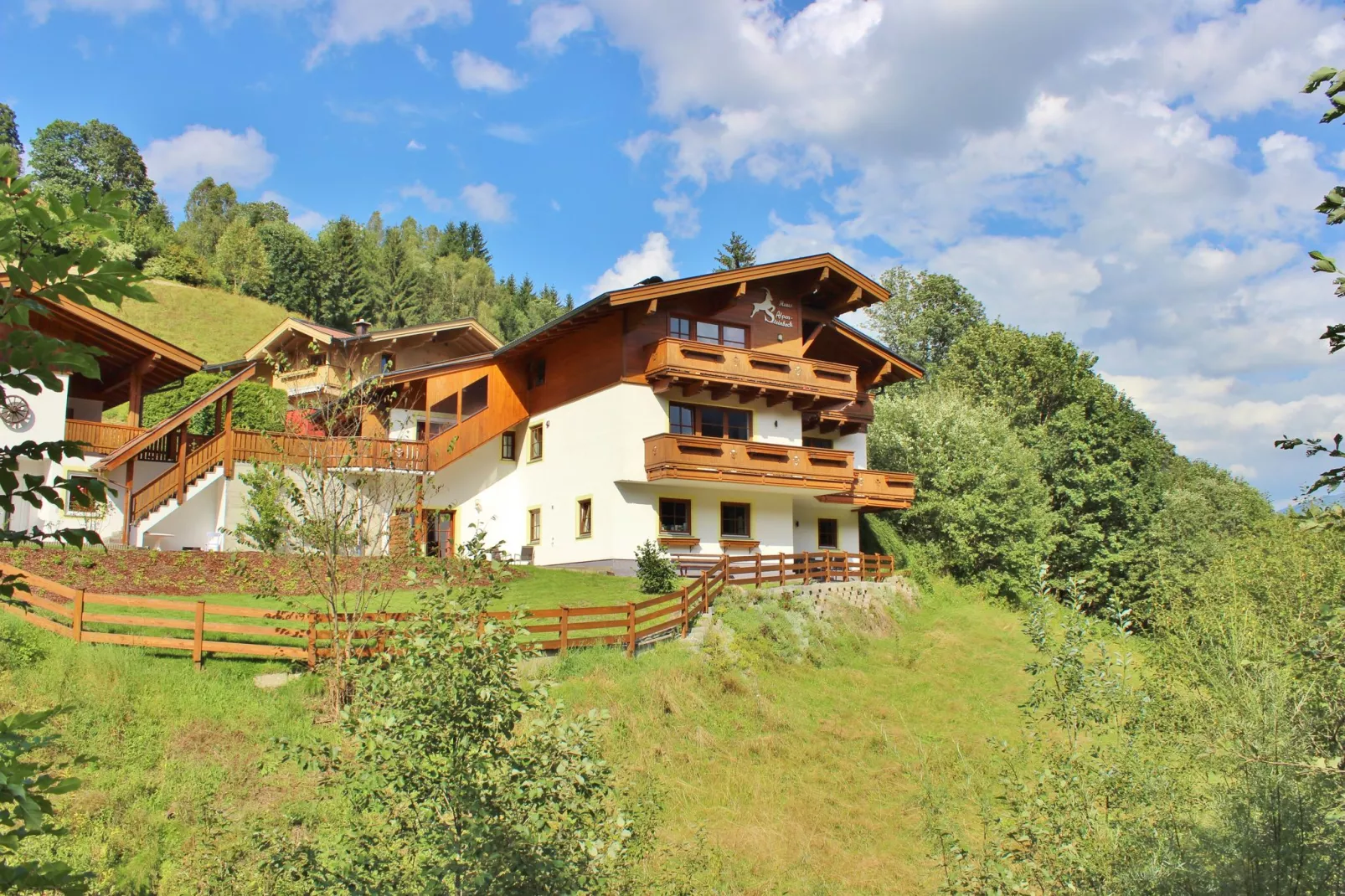 Mooi chalet in Saalbach-Hinterglemm op zonnige helling-Buitenkant zomer