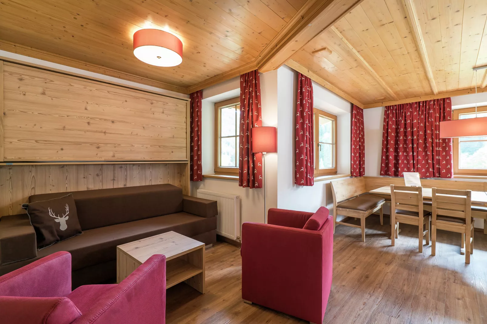 Mooi chalet in Saalbach-Hinterglemm op zonnige helling-Woonkamer