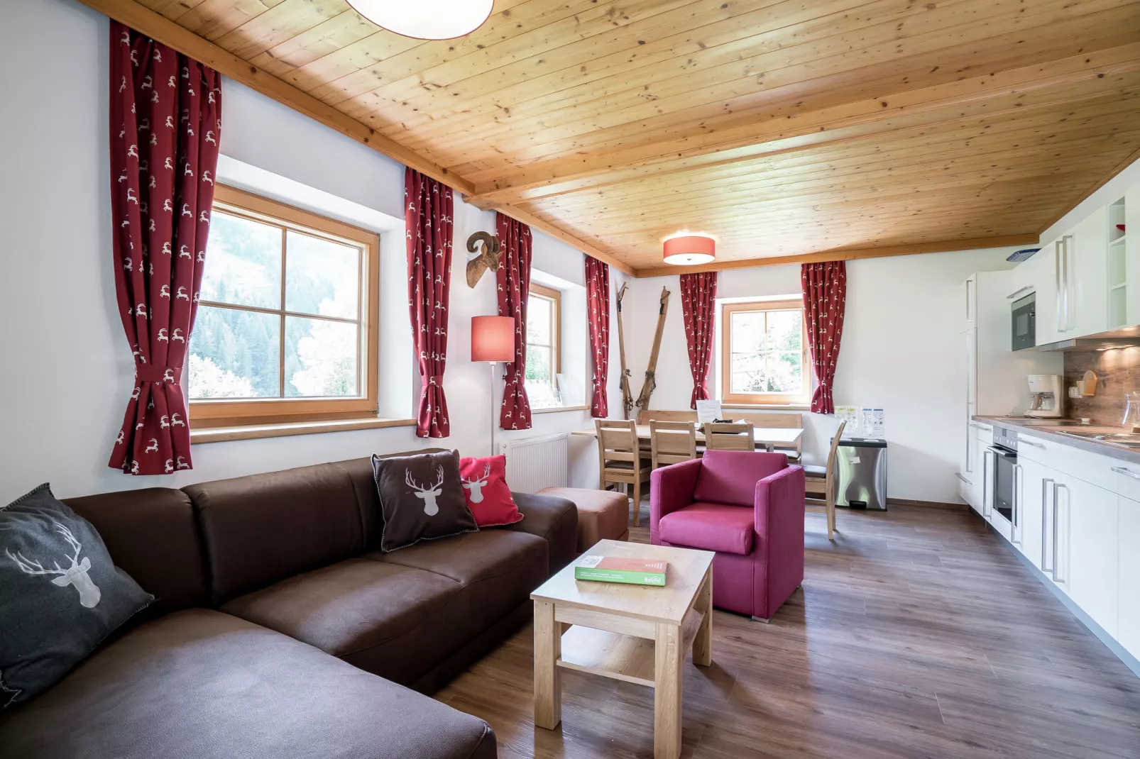 Alpensteinbock Saalbach L-Woonkamer