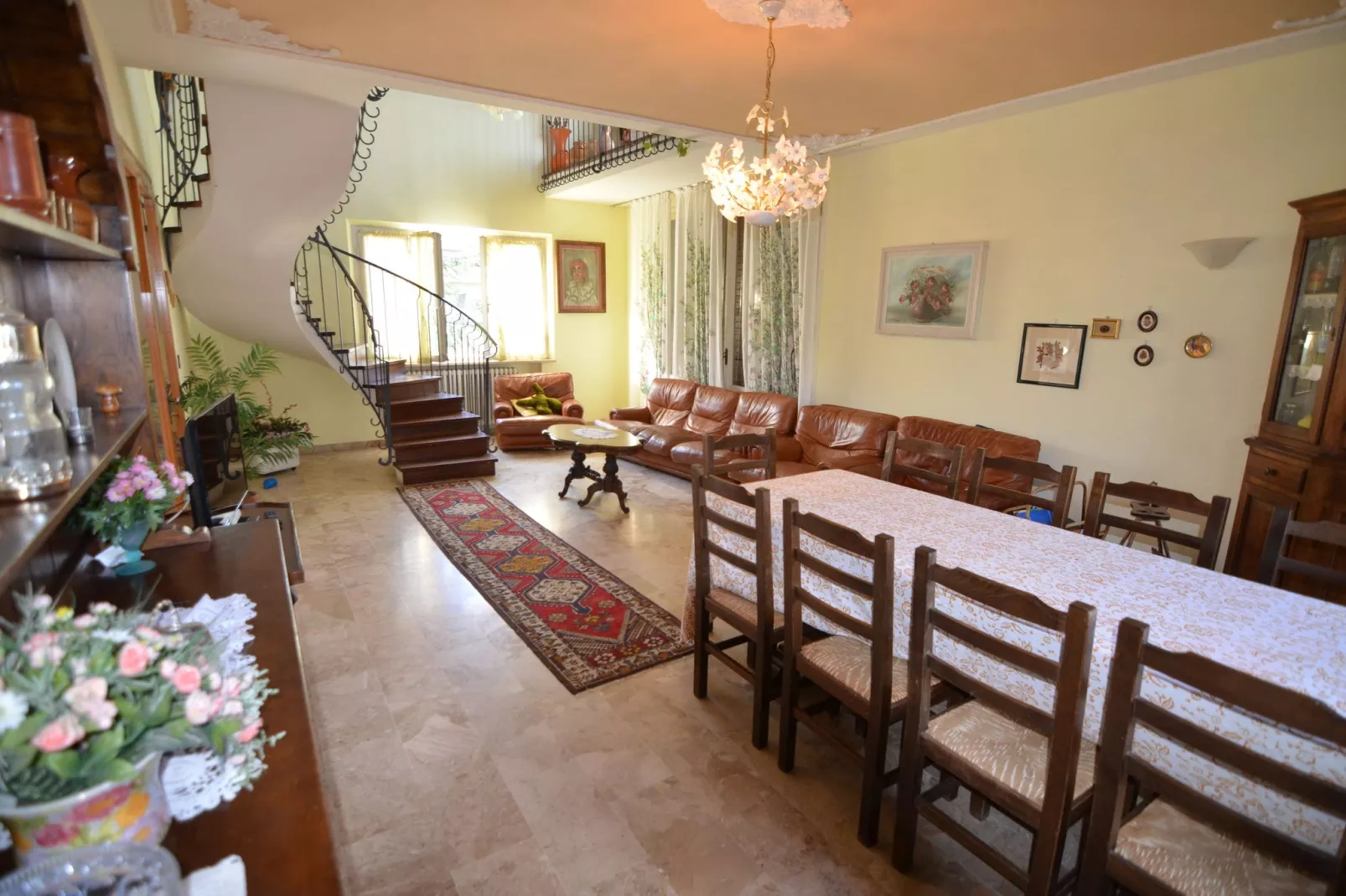 Prettig vakantiehuis in Montescudo met fraai dakterras-Eetkamer