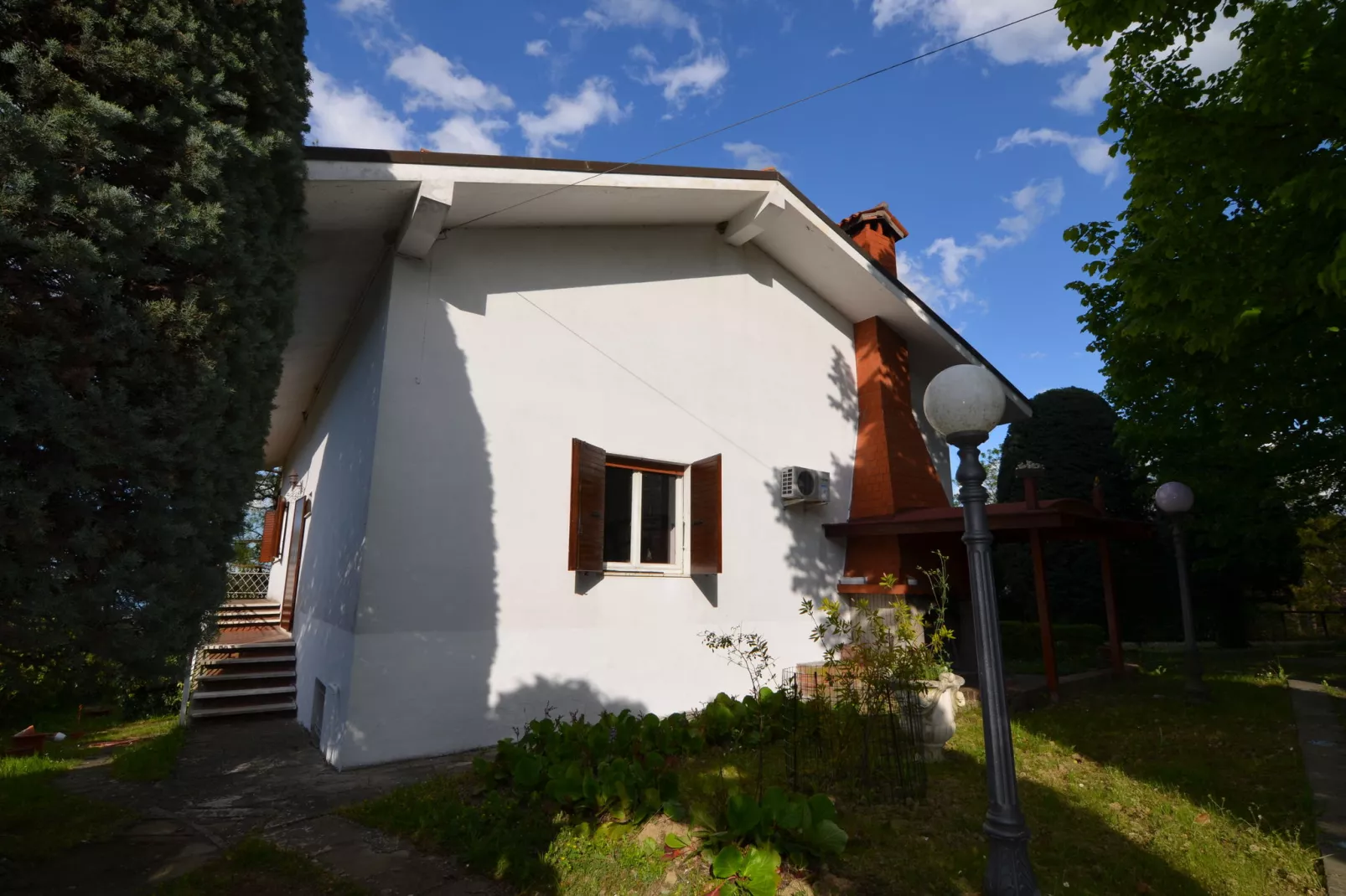 Prettig vakantiehuis in Montescudo met fraai dakterras-Buitenkant zomer