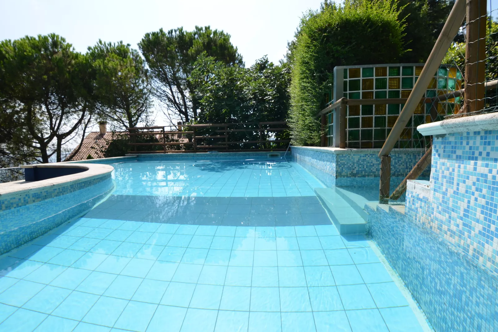Prettig vakantiehuis in Montescudo met fraai dakterras-Zwembad