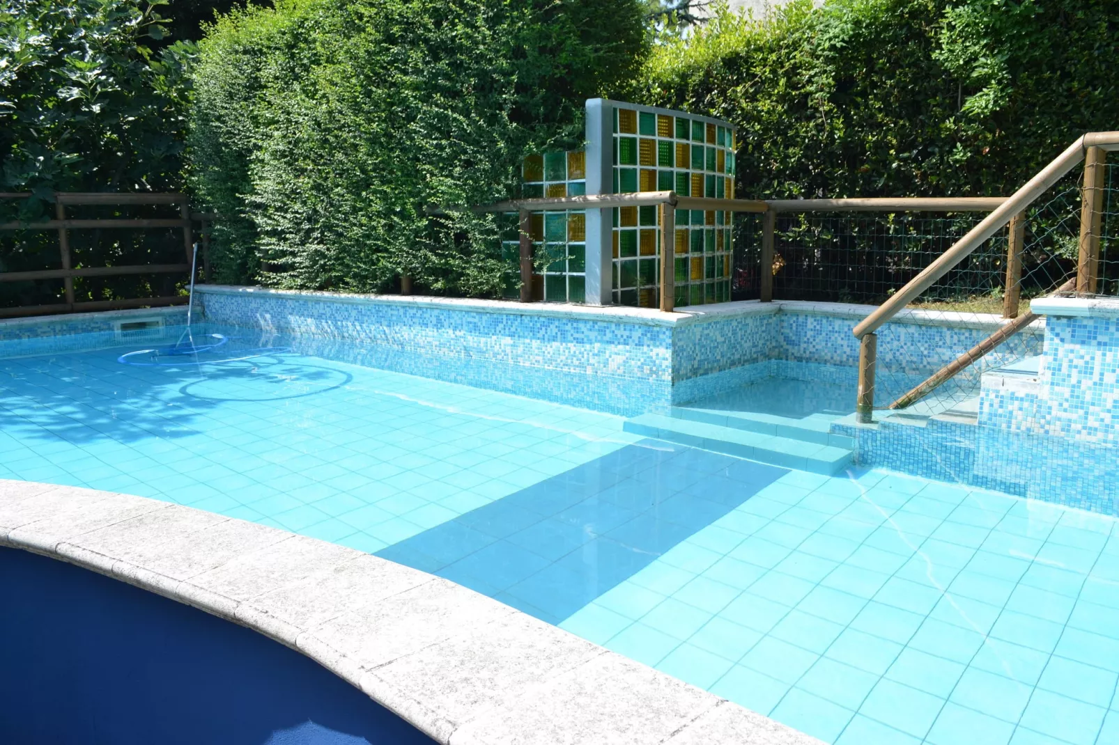 Prettig vakantiehuis in Montescudo met fraai dakterras-Zwembad