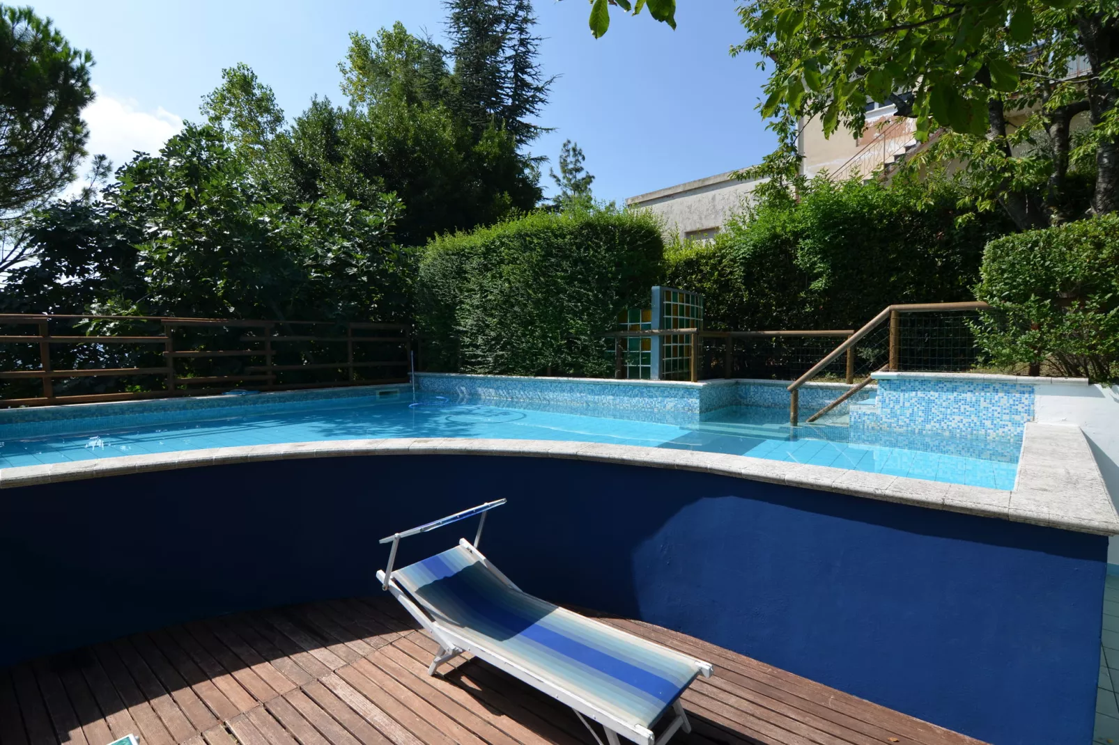 Prettig vakantiehuis in Montescudo met fraai dakterras-Zwembad