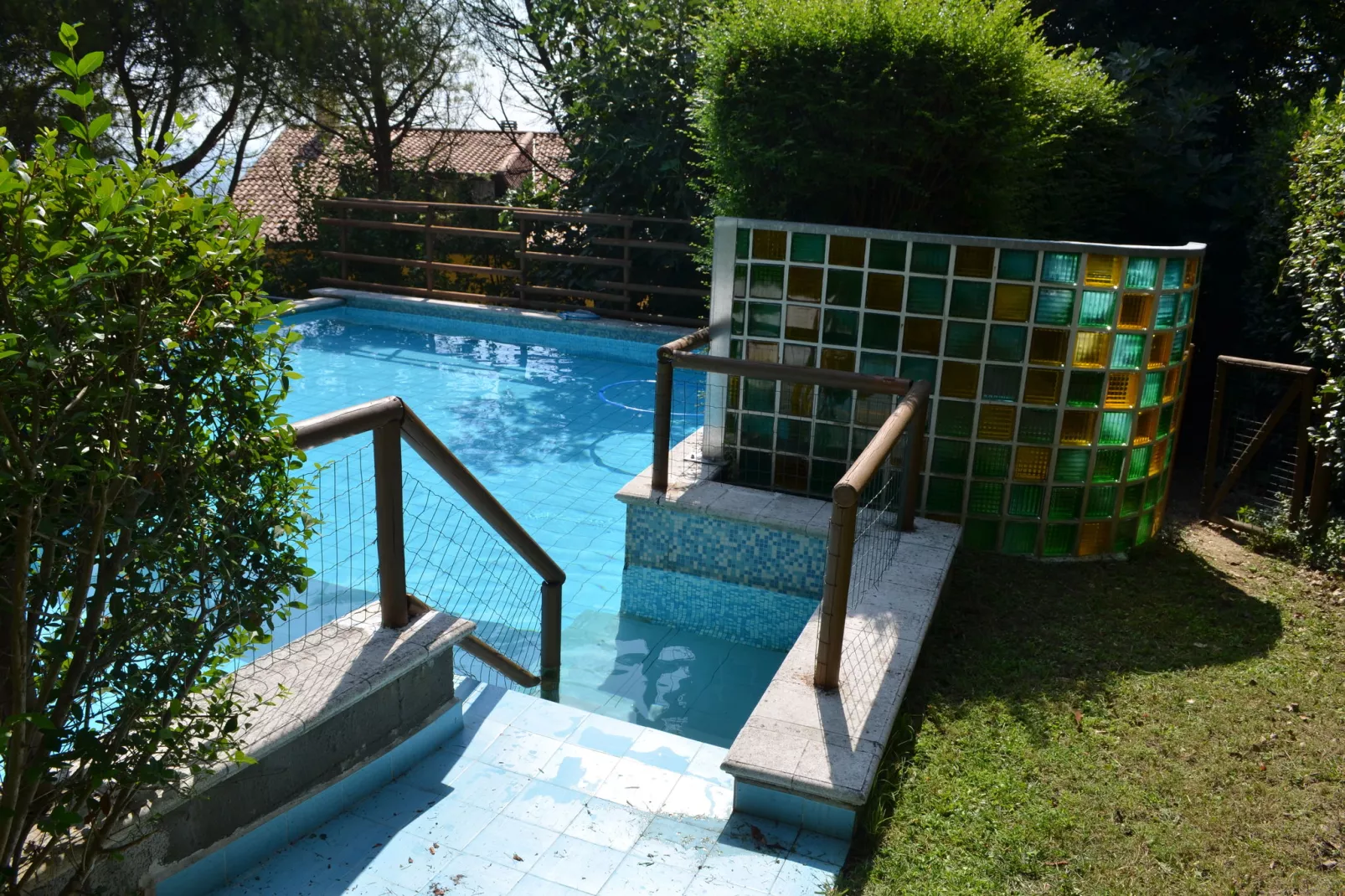 Prettig vakantiehuis in Montescudo met fraai dakterras-Zwembad