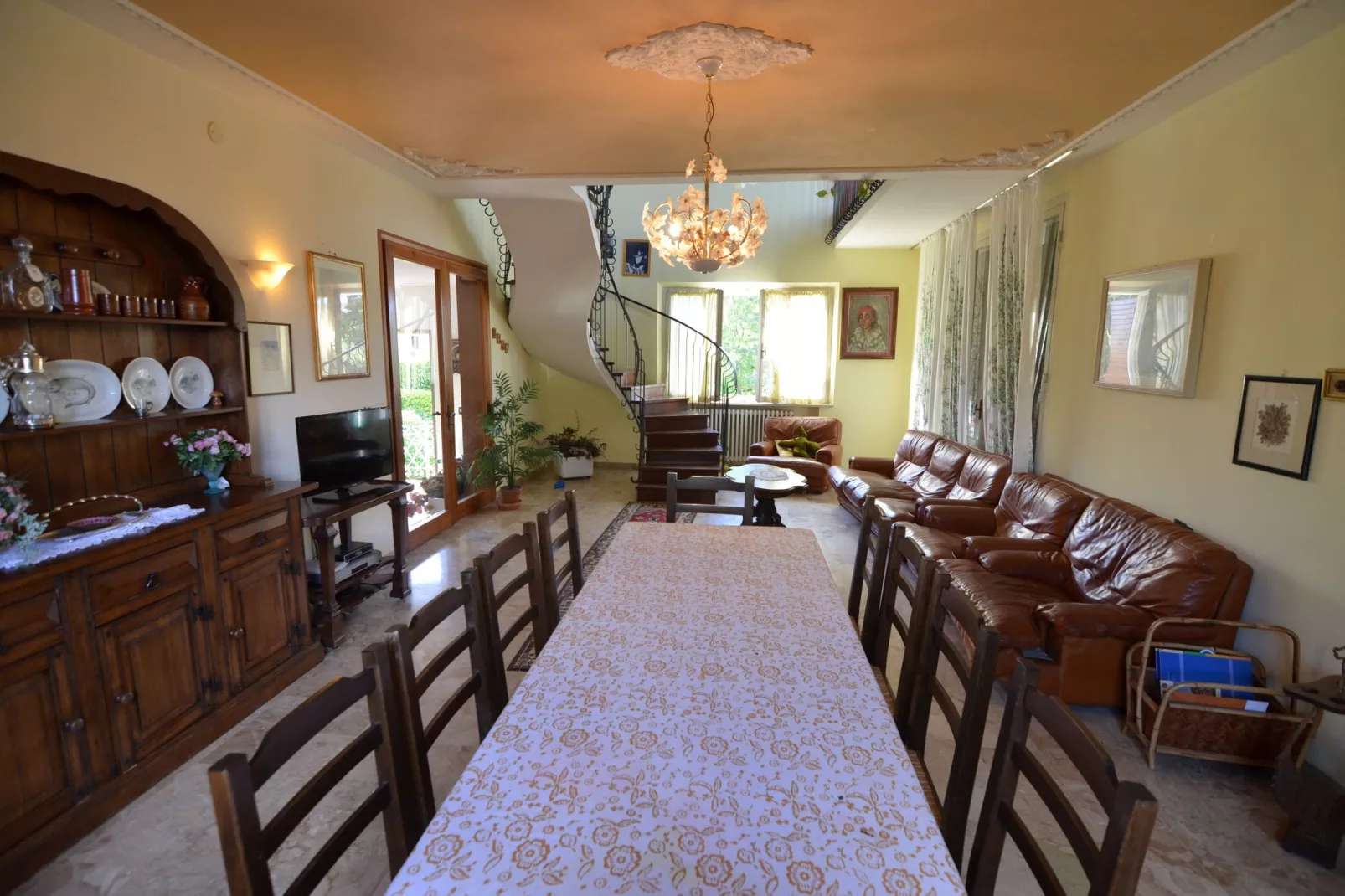 Prettig vakantiehuis in Montescudo met fraai dakterras-Eetkamer