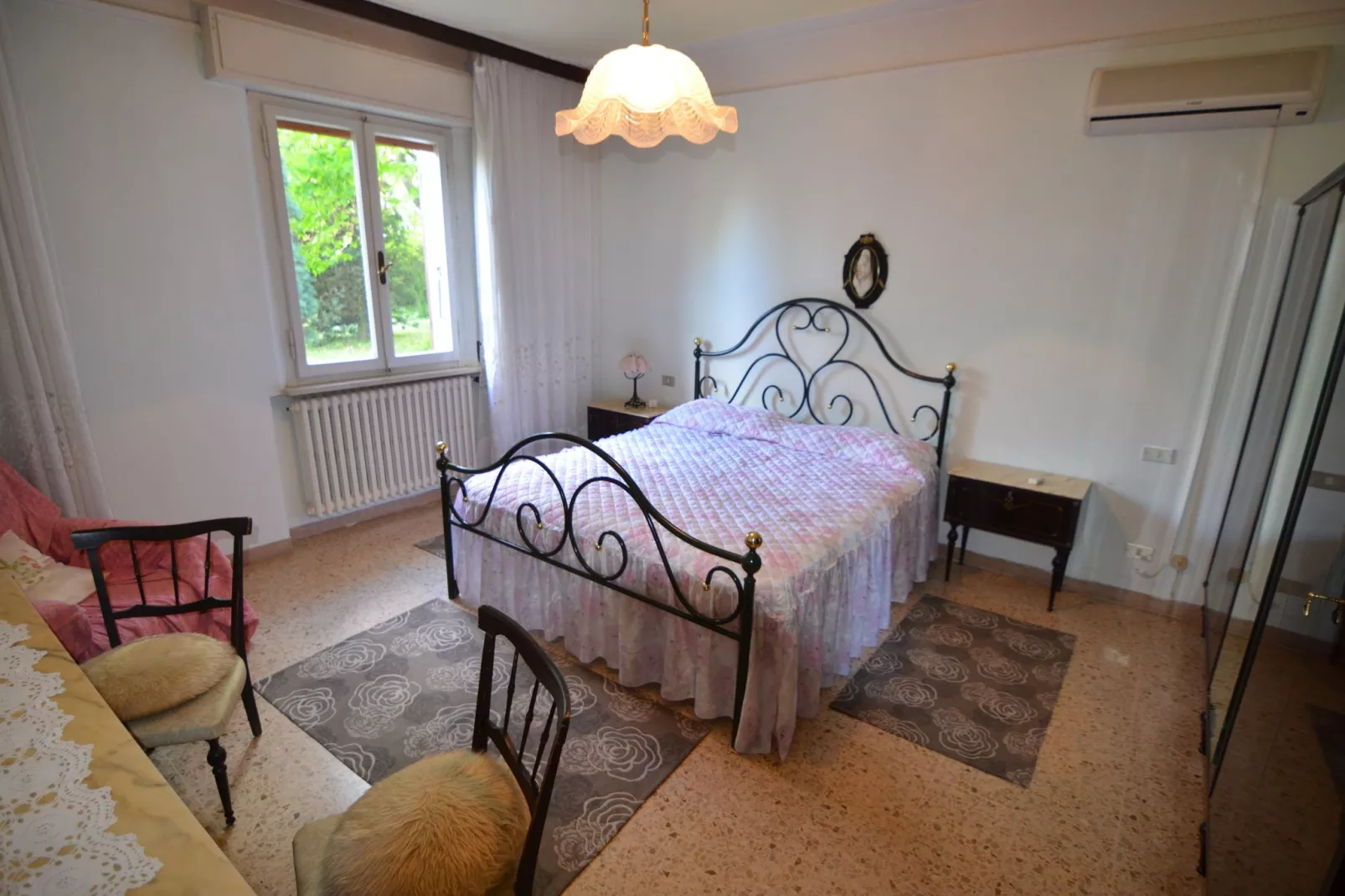 Prettig vakantiehuis in Montescudo met fraai dakterras-Slaapkamer