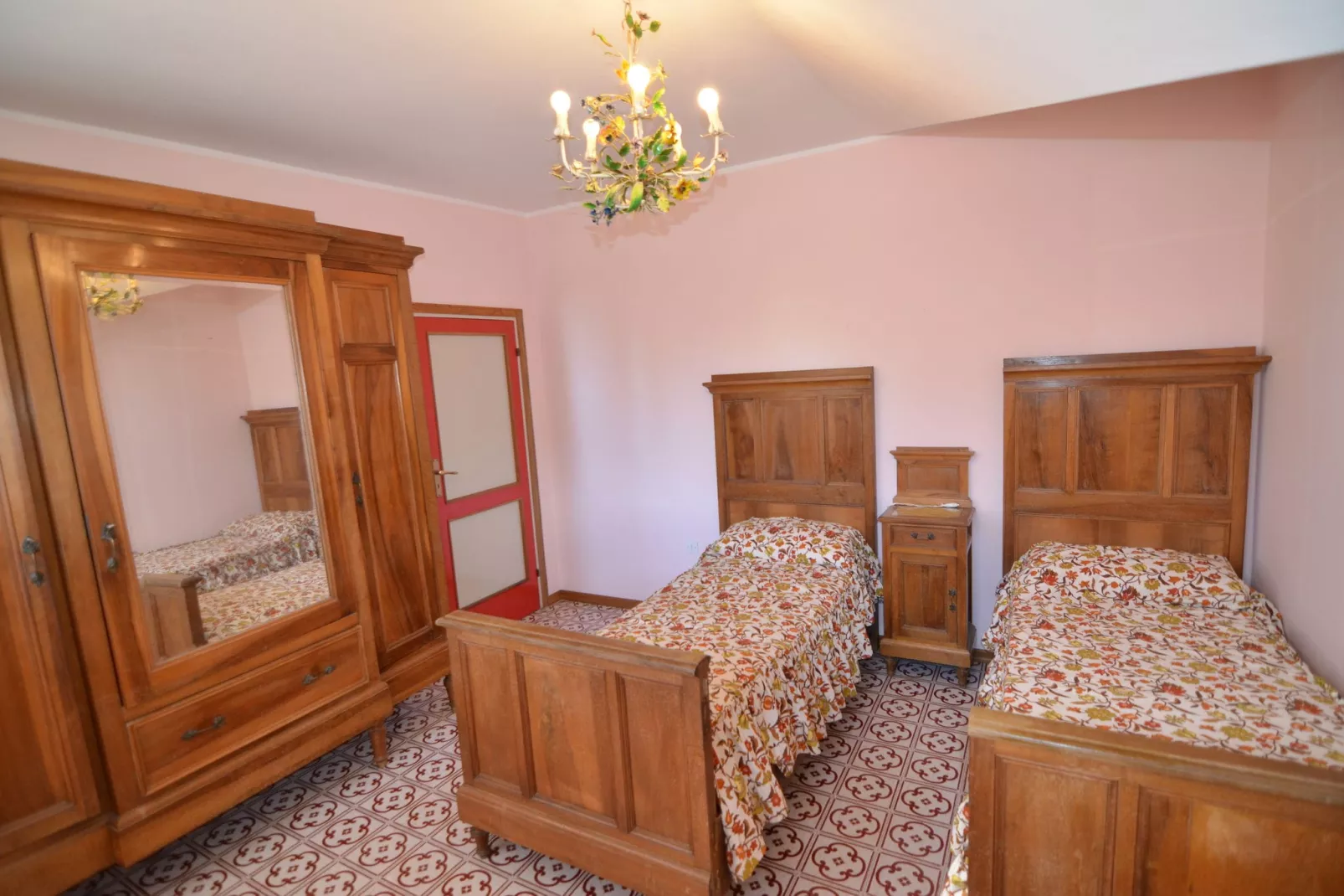 Prettig vakantiehuis in Montescudo met fraai dakterras-Slaapkamer