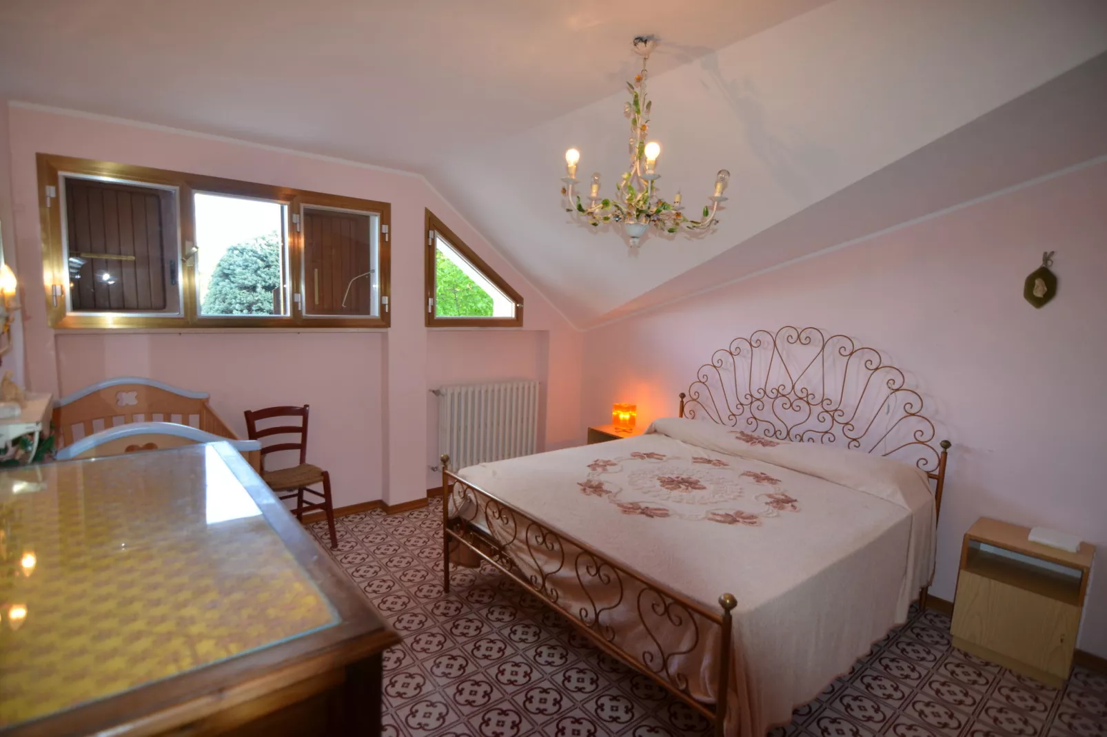 Prettig vakantiehuis in Montescudo met fraai dakterras-Slaapkamer