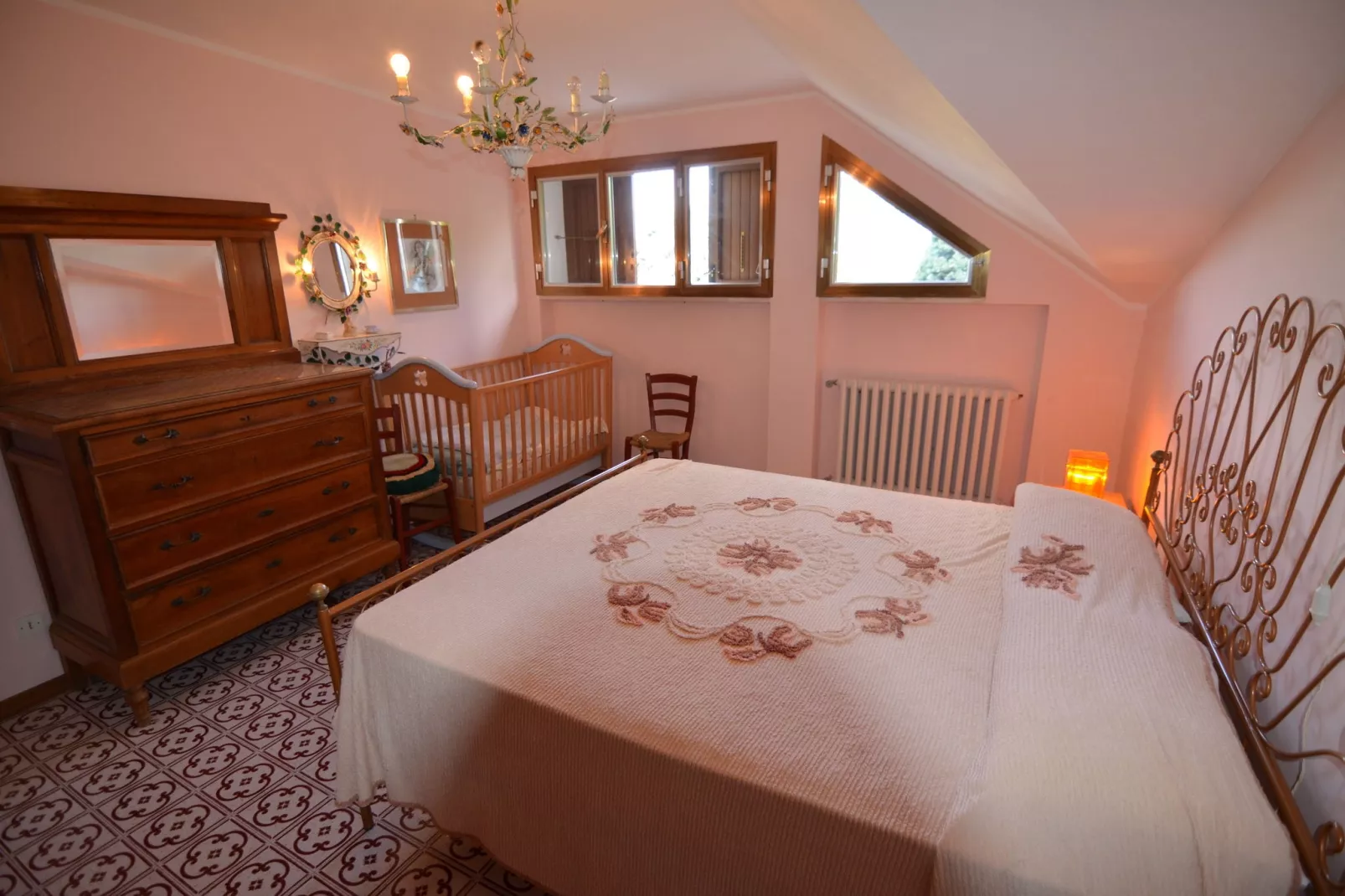 Prettig vakantiehuis in Montescudo met fraai dakterras-Slaapkamer