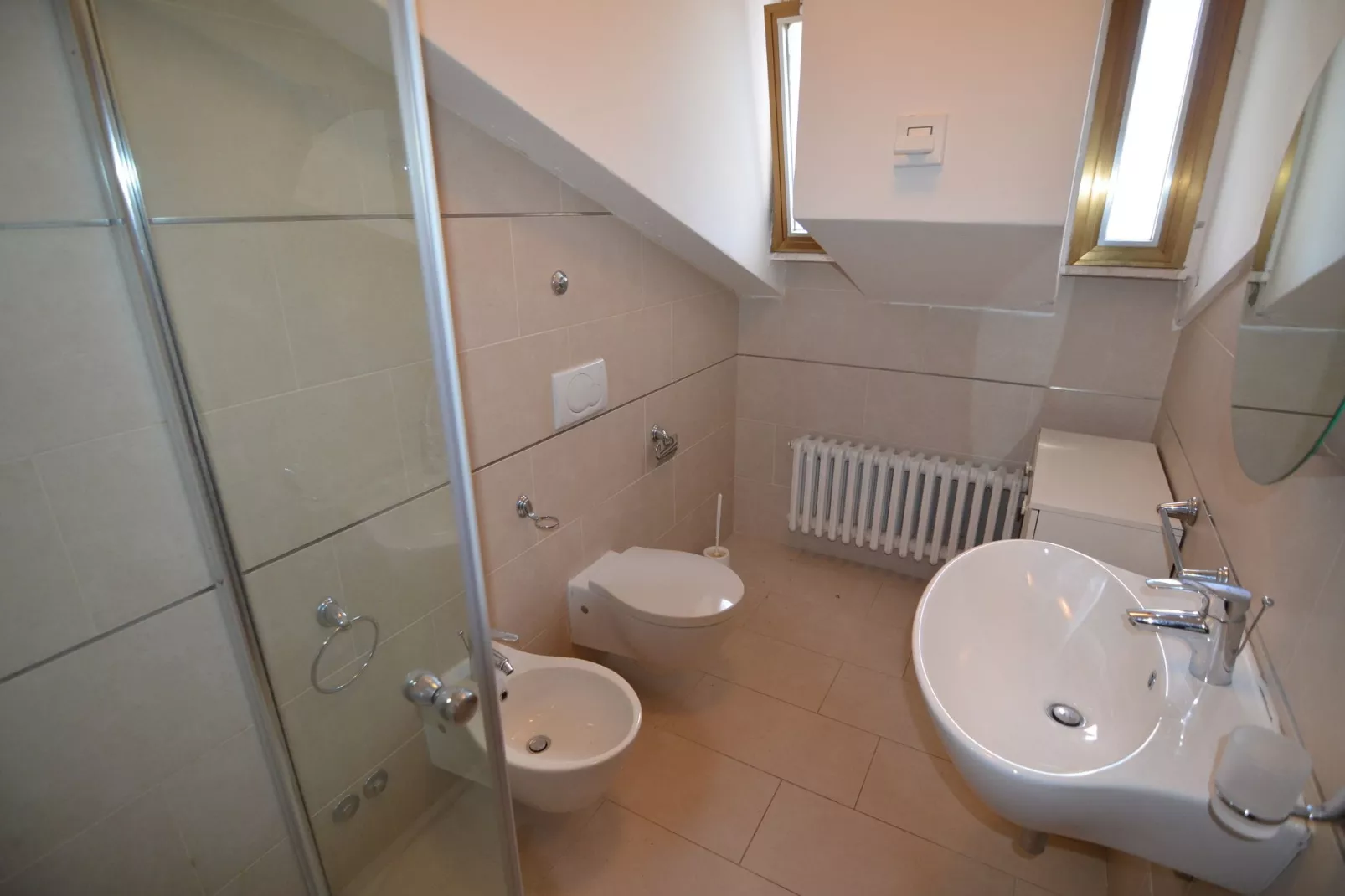 Prettig vakantiehuis in Montescudo met fraai dakterras-Badkamer