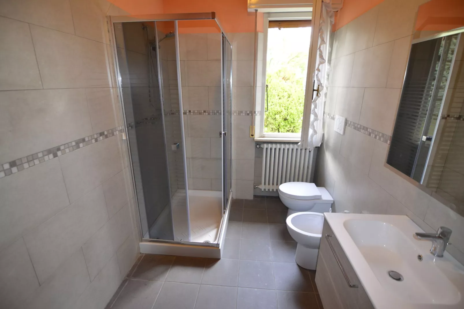 Prettig vakantiehuis in Montescudo met fraai dakterras-Badkamer