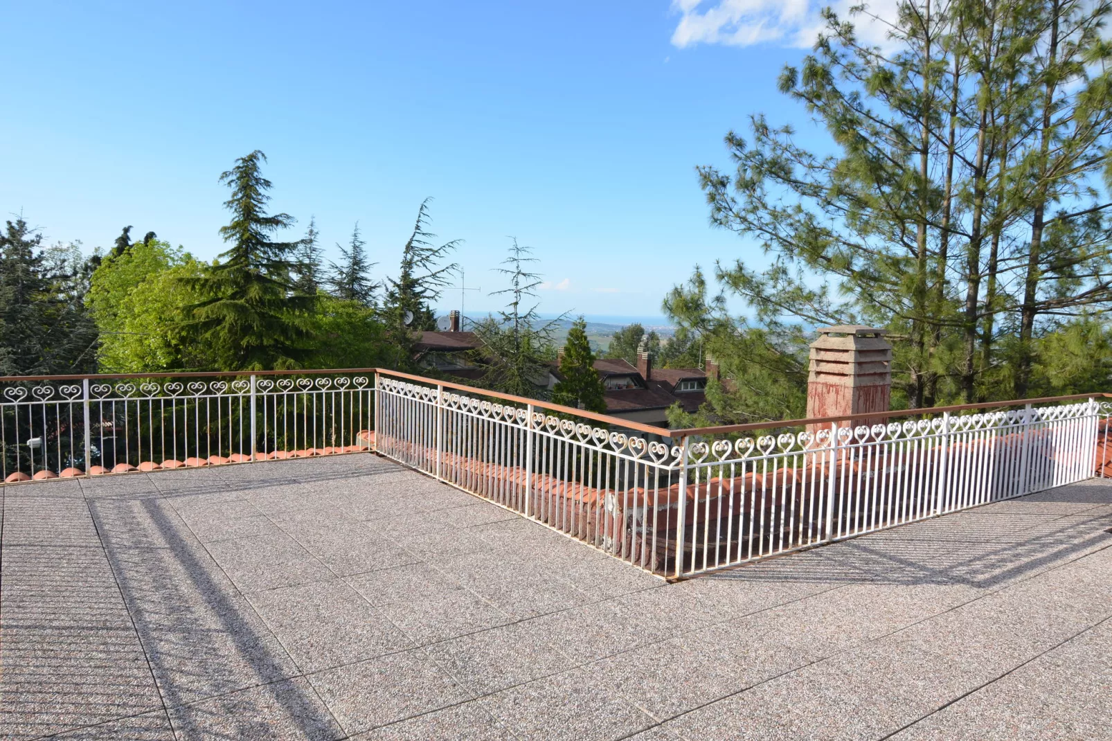 Prettig vakantiehuis in Montescudo met fraai dakterras-Terrasbalkon