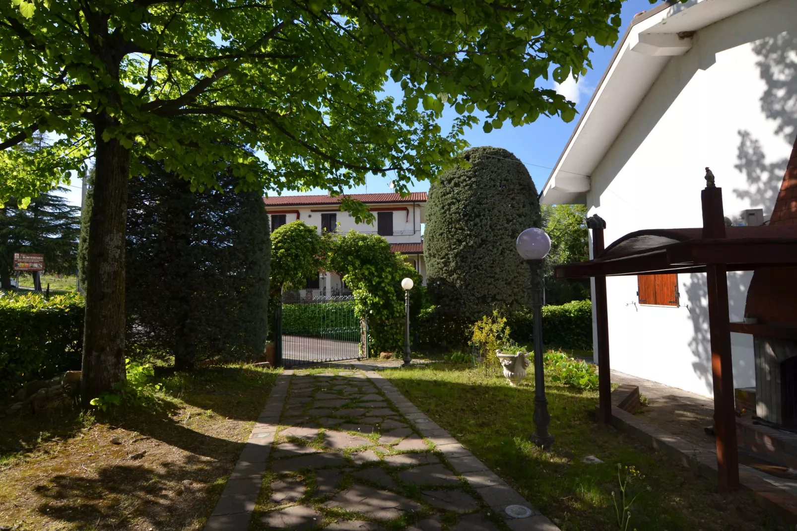 Prettig vakantiehuis in Montescudo met fraai dakterras-Tuinen zomer