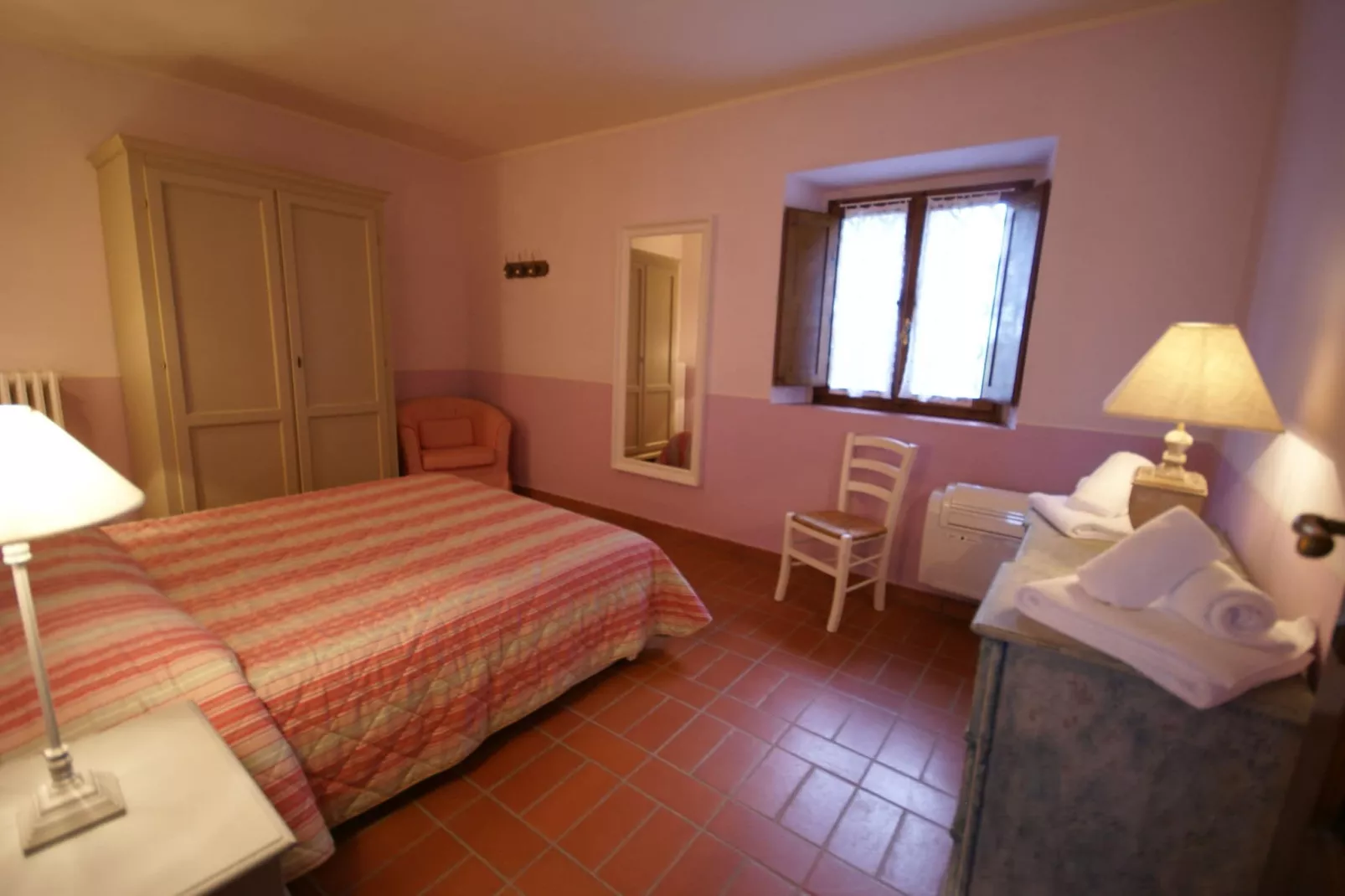 Ruim appartement in Italiaanse stijl ingericht in de heuvels-Slaapkamer