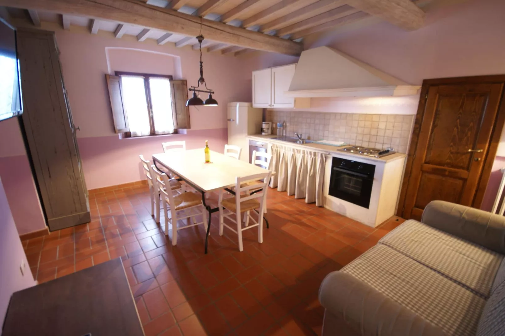 Ruim appartement in Italiaanse stijl ingericht in de heuvels-Woonkamer