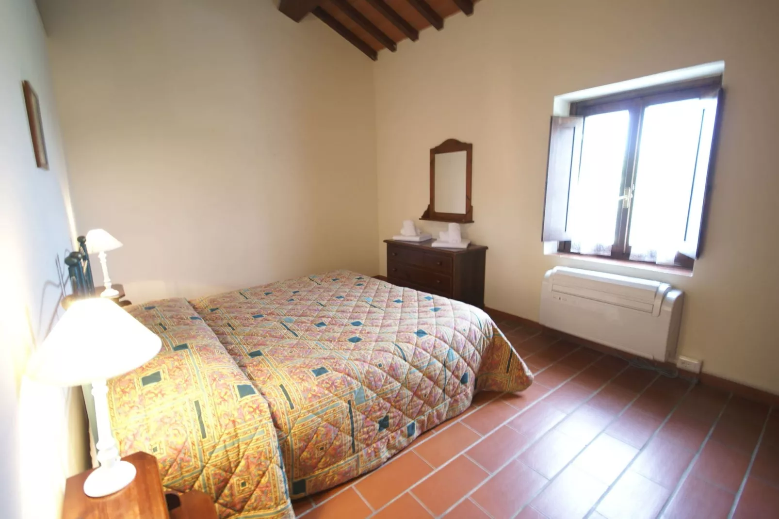 Ruim appartement in Italiaanse stijl ingericht in de heuvels-Slaapkamer