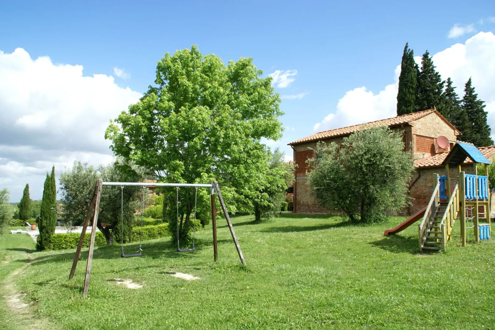 Ruim appartement in Italiaanse stijl ingericht in de heuvels-Tuinen zomer