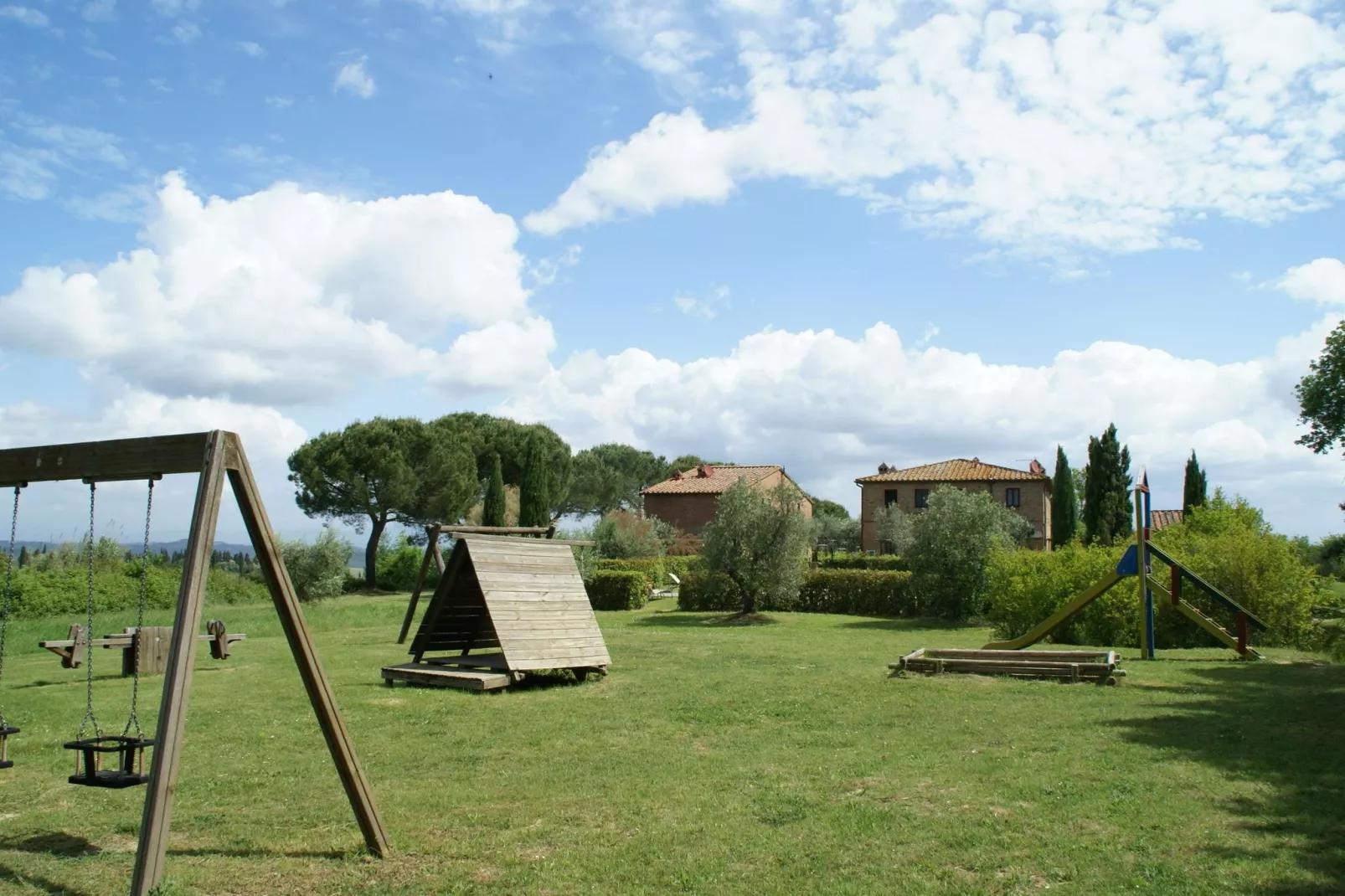 Ruim appartement in Italiaanse stijl ingericht in de heuvels-Tuinen zomer