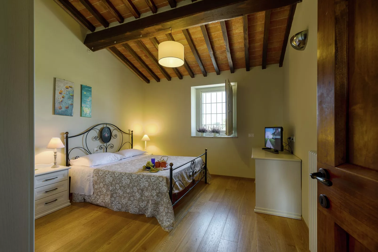 Typische Toscaanse boerderij met privézwembad, 900 meter van een barretje-Slaapkamer