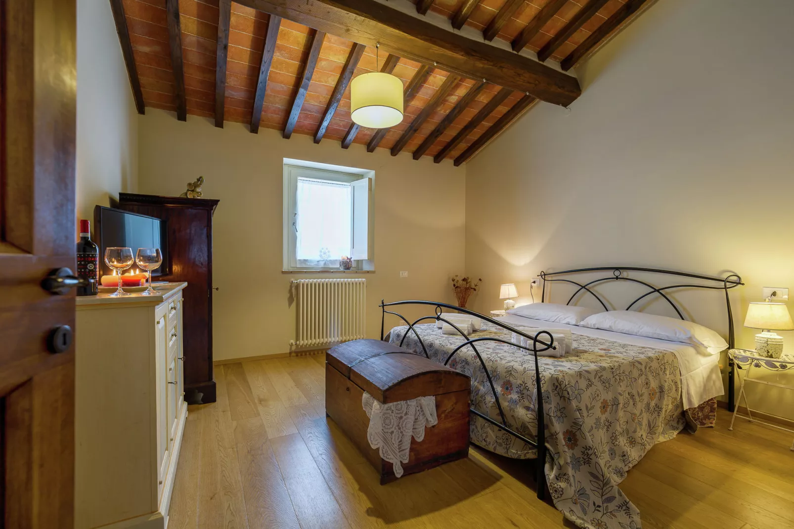 Typische Toscaanse boerderij met privézwembad, 900 meter van een barretje-Slaapkamer