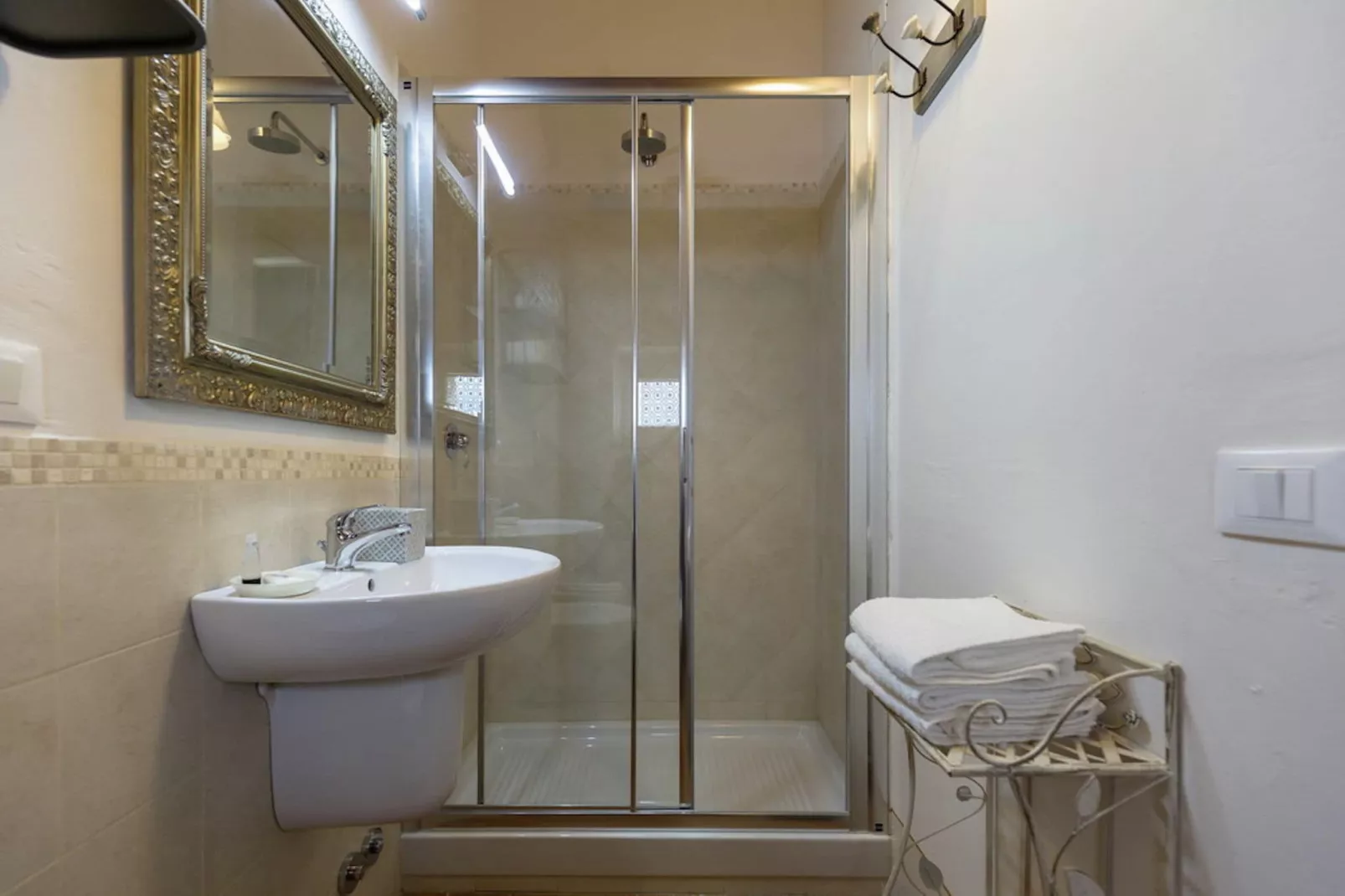 Typische Toscaanse boerderij met privézwembad, 900 meter van een barretje-Badkamer