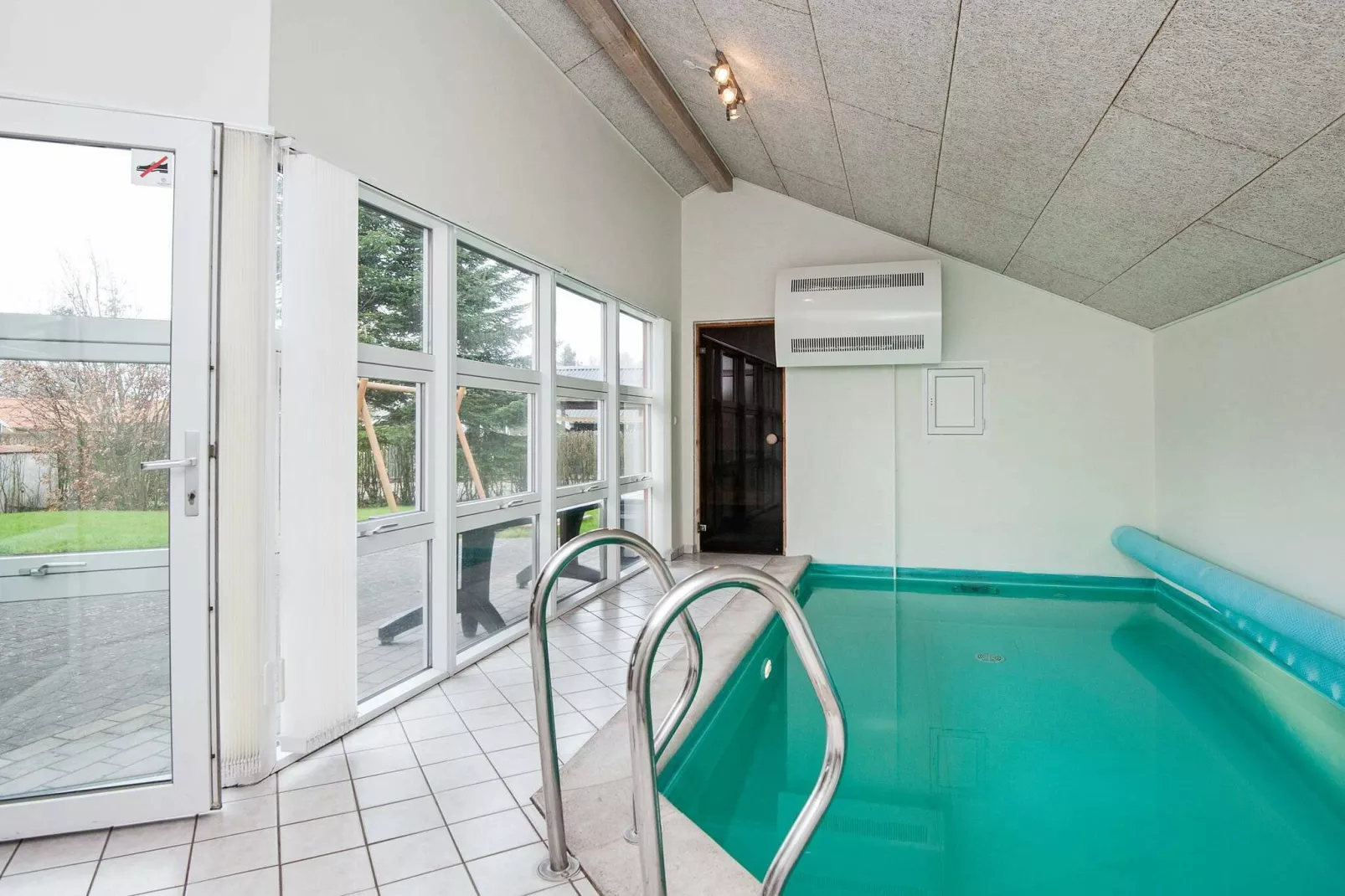 Ruim vakantiehuis in Hejls met binnenzwembad-Zwembad
