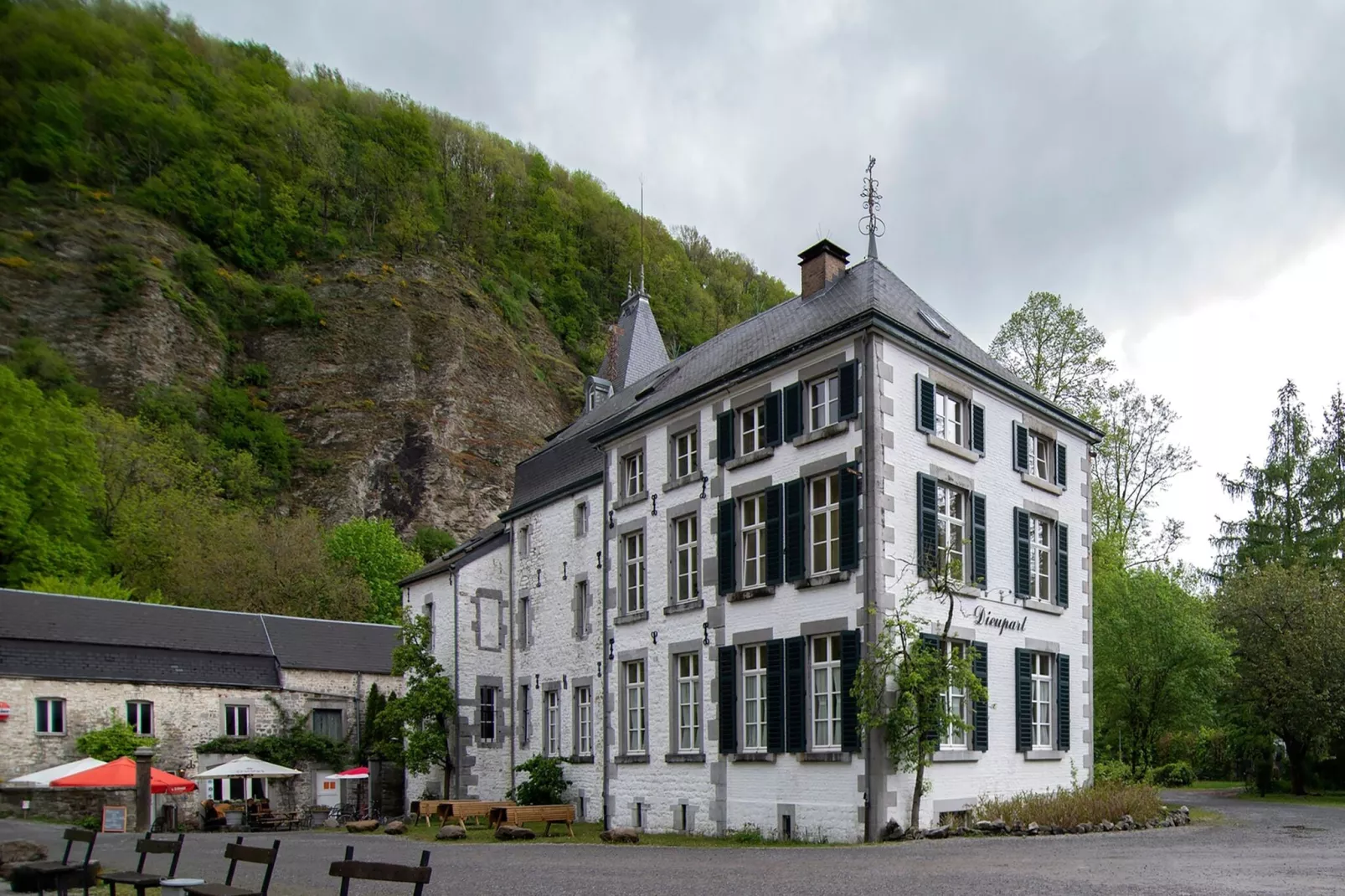 Appartement voor zes Domain Château Dieupart-Buitenkant zomer