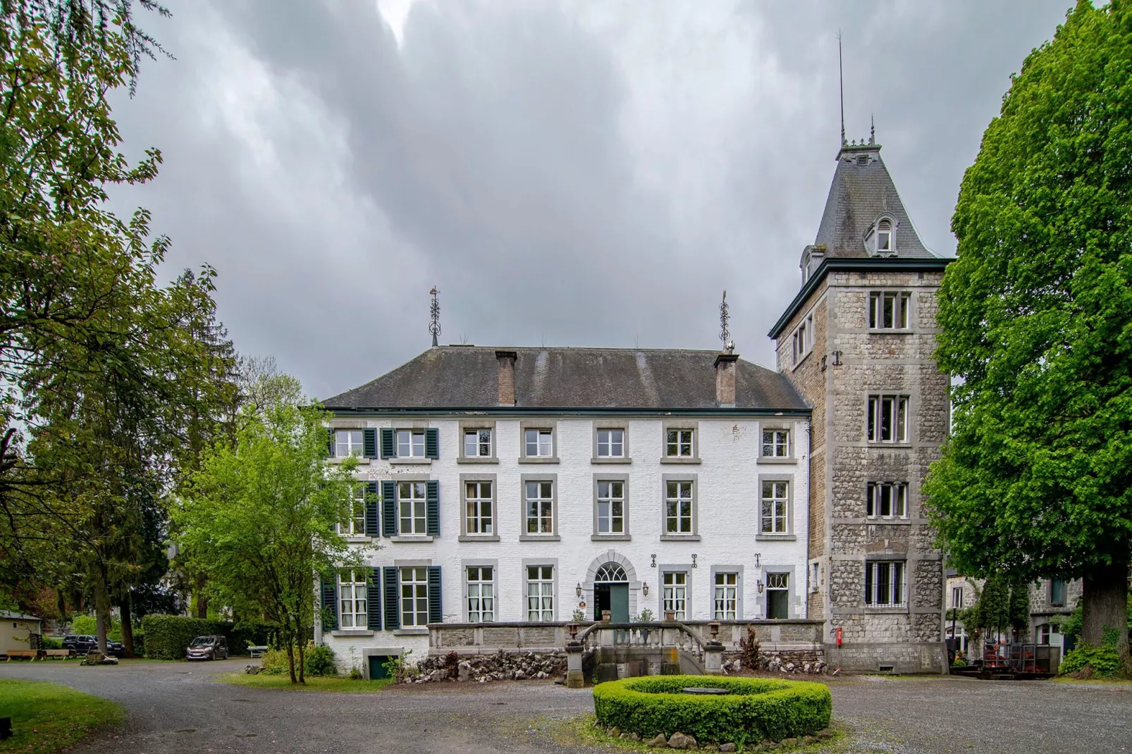 Torenwoning voor acht Domaine Château Dieupart-Buitenkant zomer