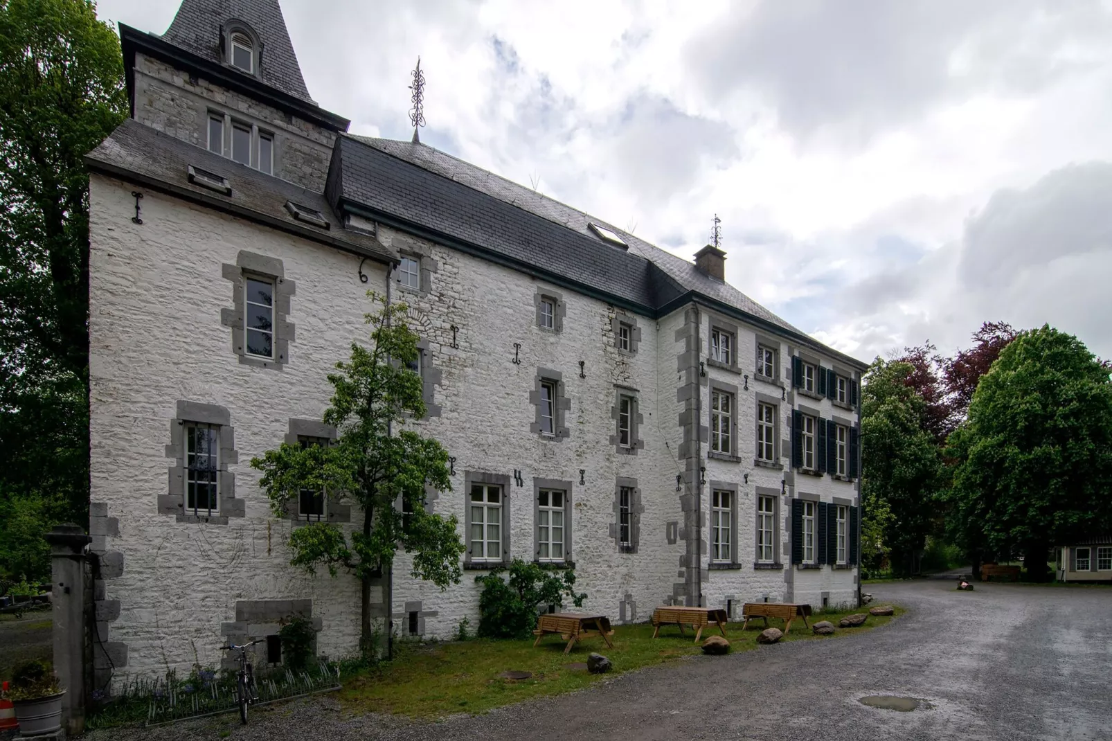 Torenwoning voor acht Domaine Château Dieupart-Buitenkant zomer