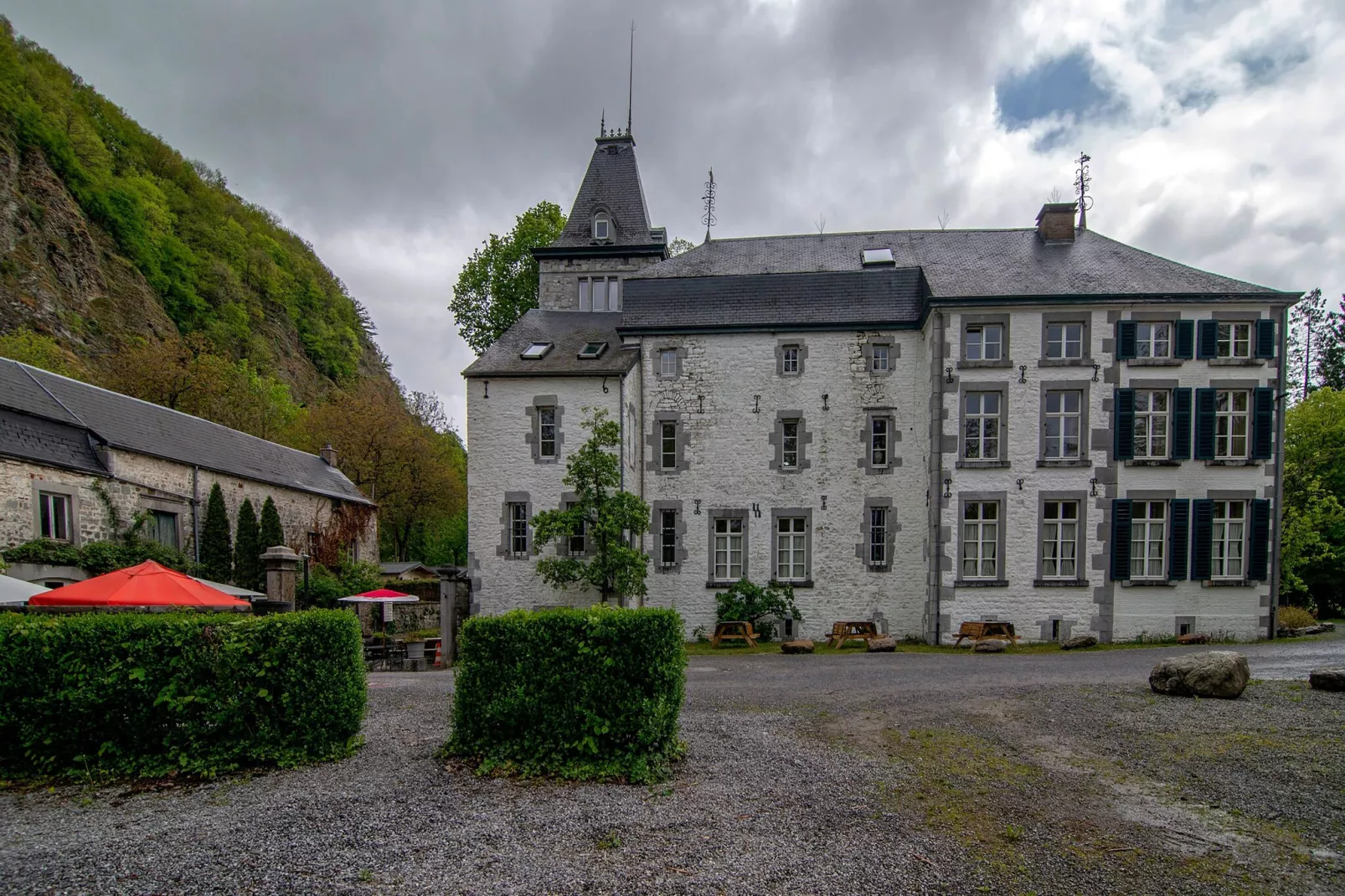 Torenwoning voor acht Domaine Château Dieupart-Buitenkant zomer