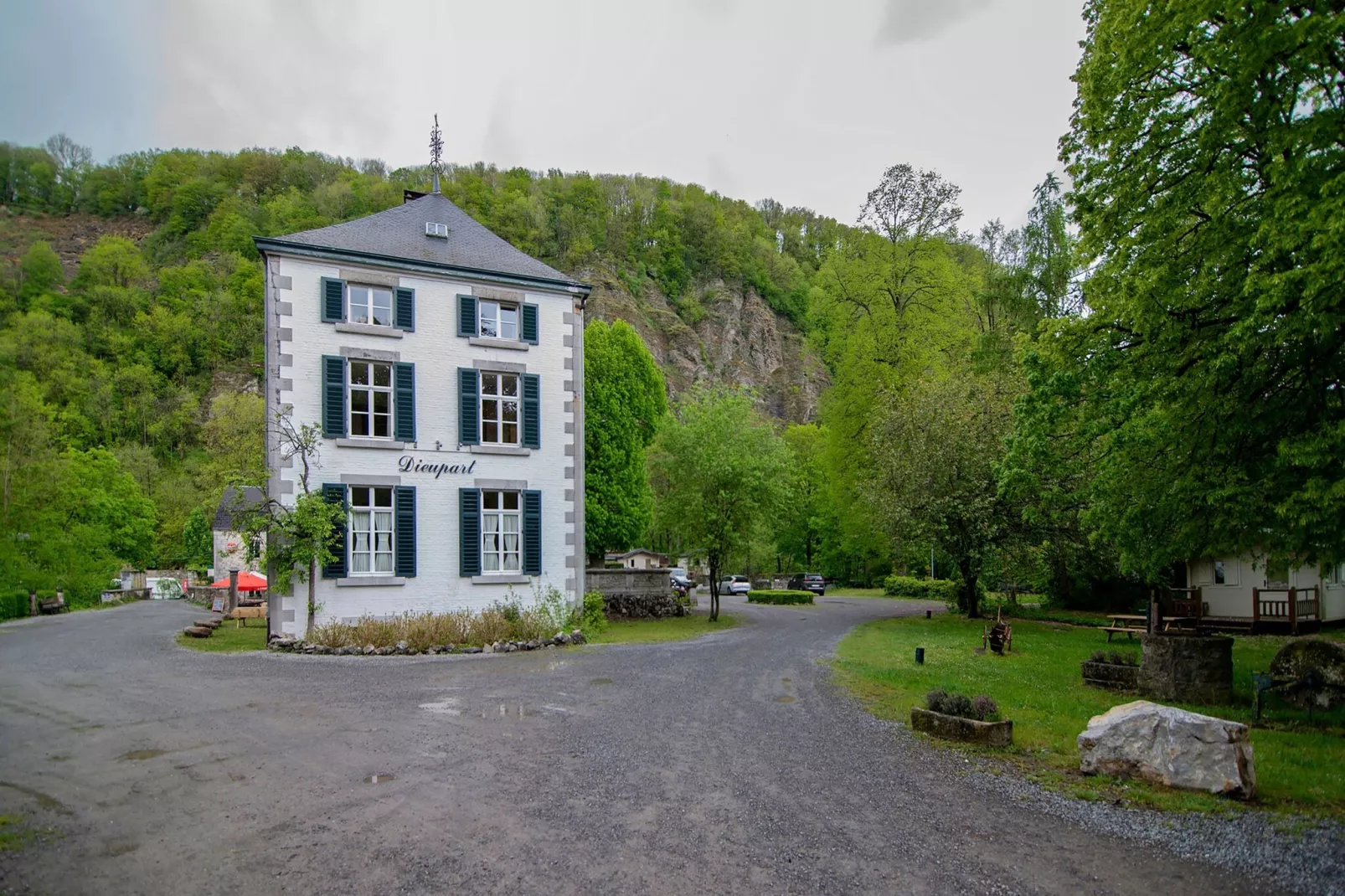 Torenwoning voor acht Domaine Château Dieupart-Buitenkant zomer