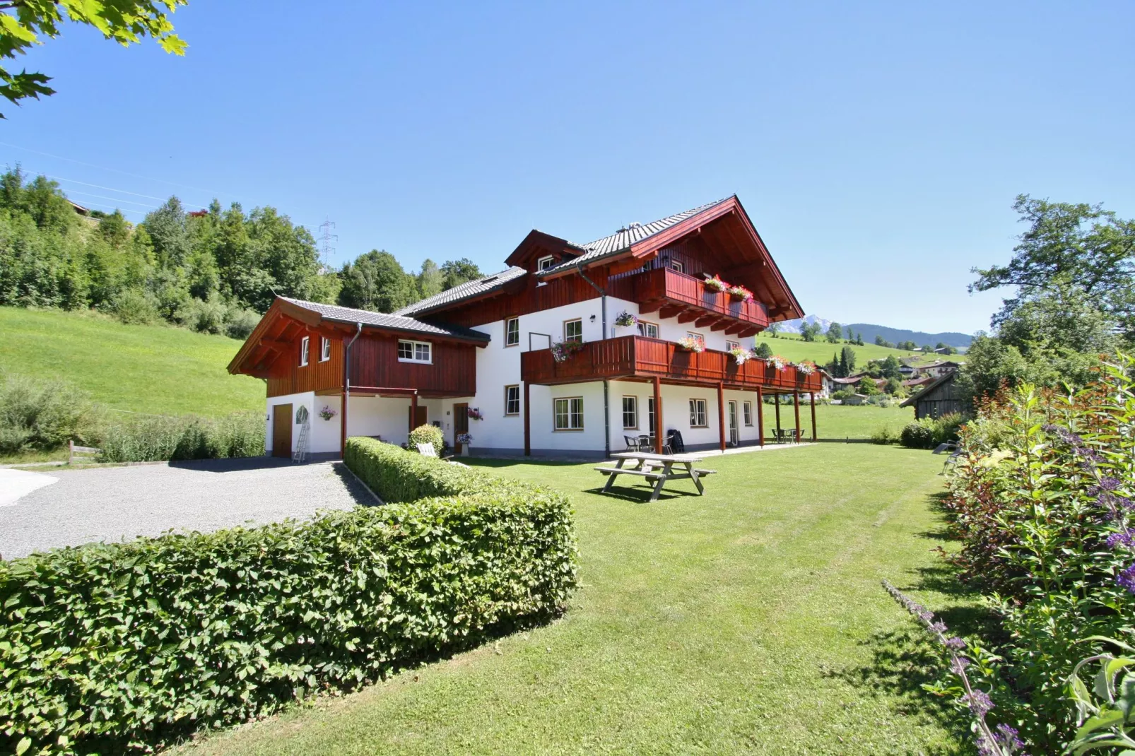 Gezellig appartement in Salzburgerland met tuin en terras-Tuinen zomer