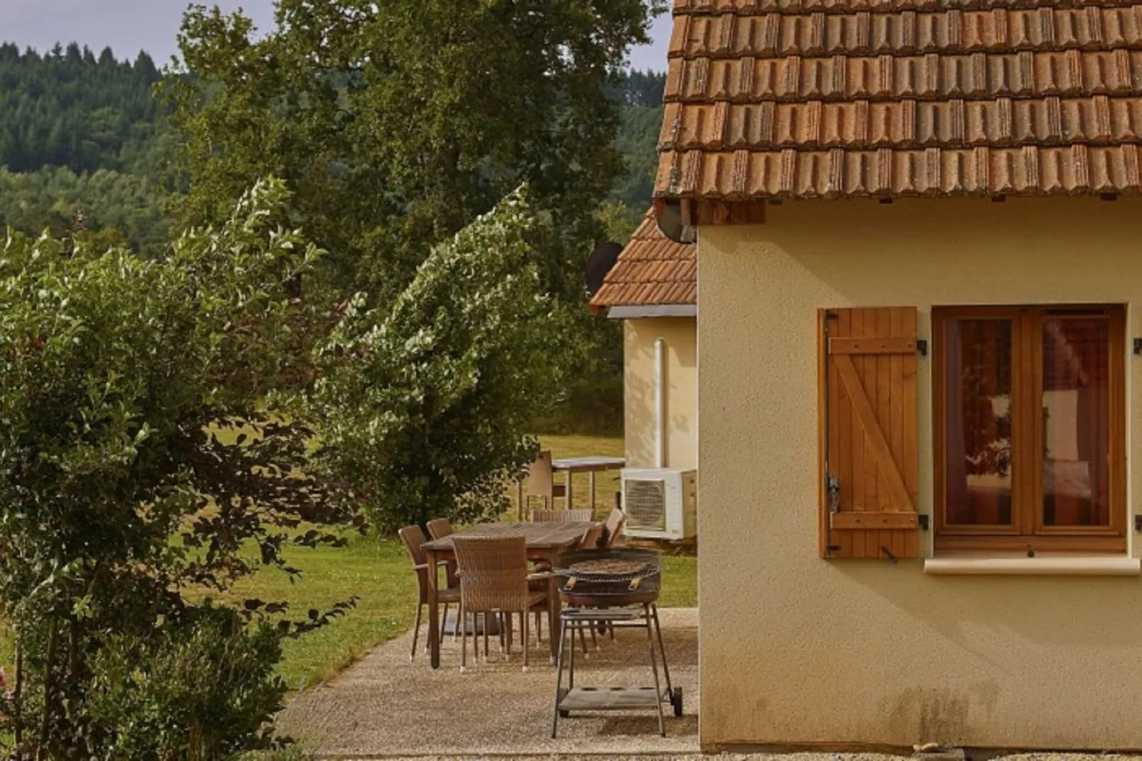 Gezellig vakantiehuis in Lacapelle-Merival met een zwembad-Buitenkant zomer