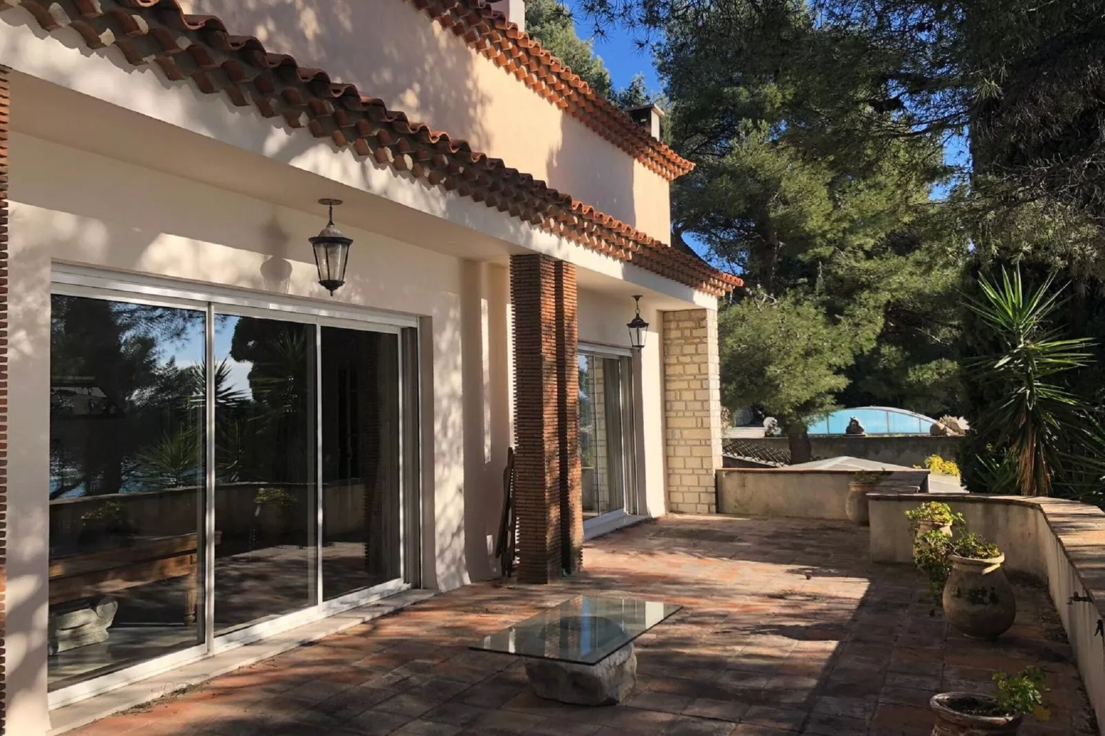 LA VILLA BLANCHE-Buitenkant zomer