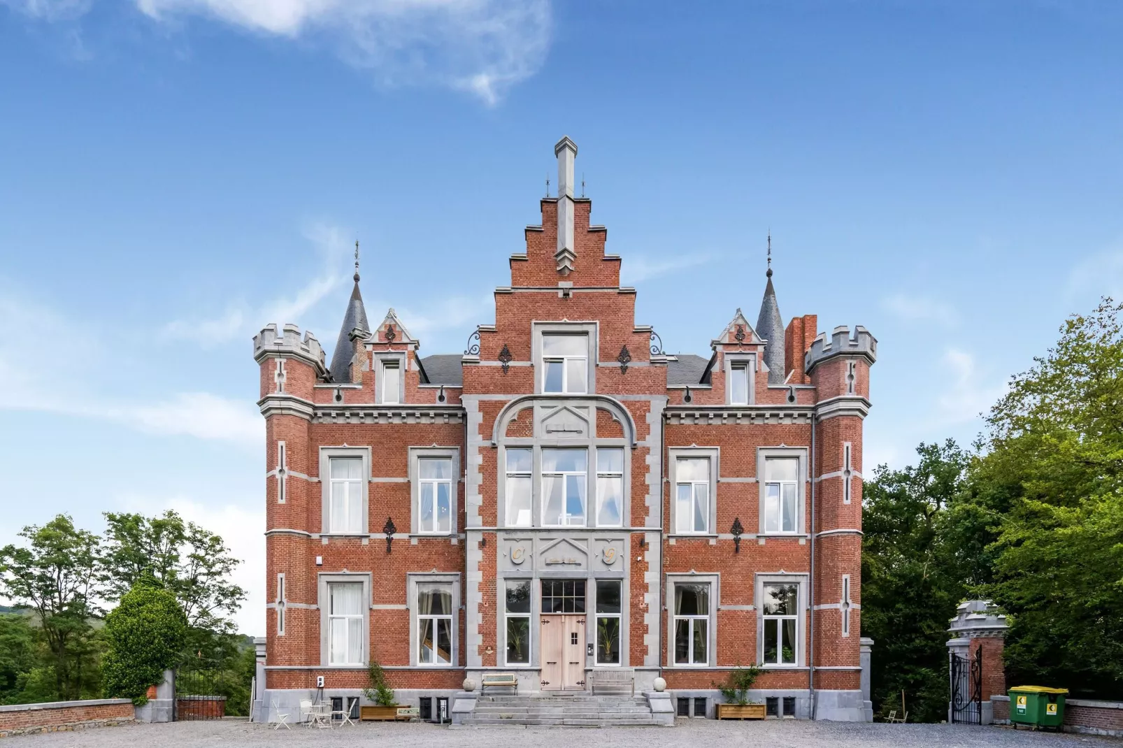 Château de Goyet 24 pax-Buitenkant zomer