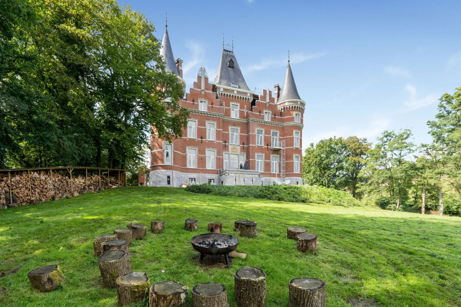 Château de Goyet 24 pax-Buitenkant zomer