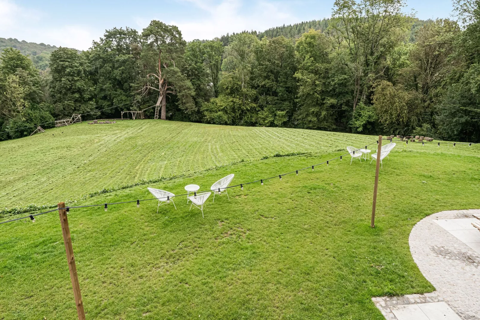 Château de Goyet 24 pax-Uitzicht zomer