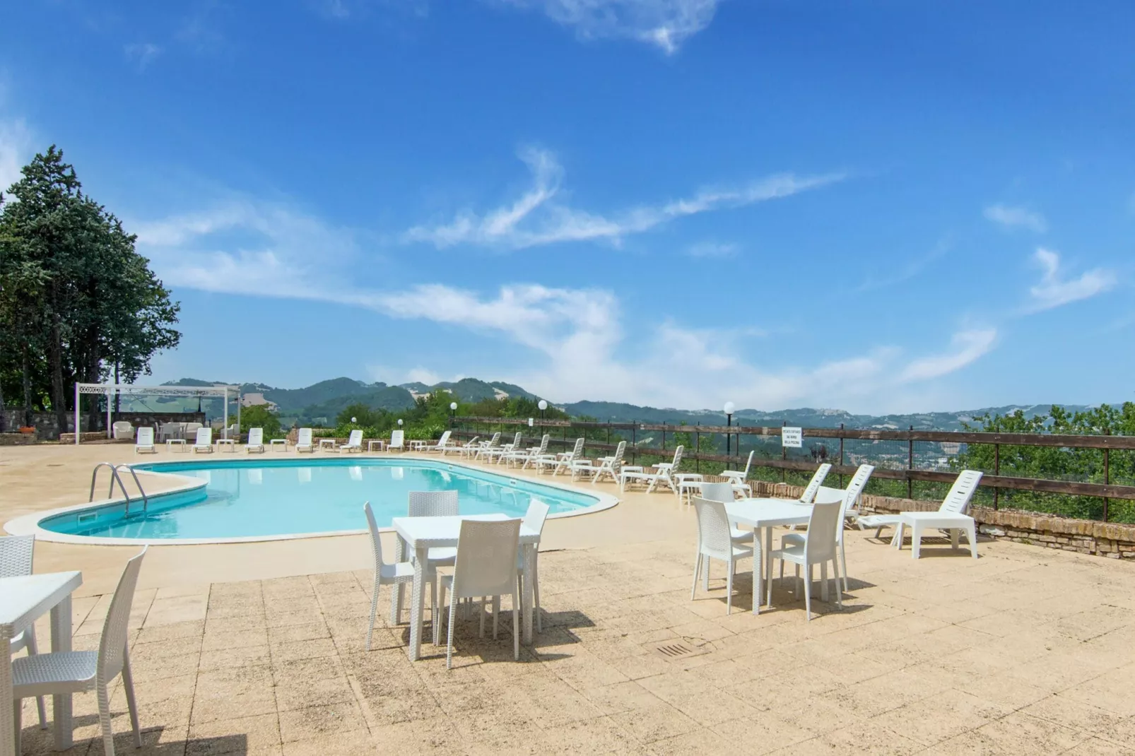 Gezellige villa in de Marche met een groot zwembad-Zwembad