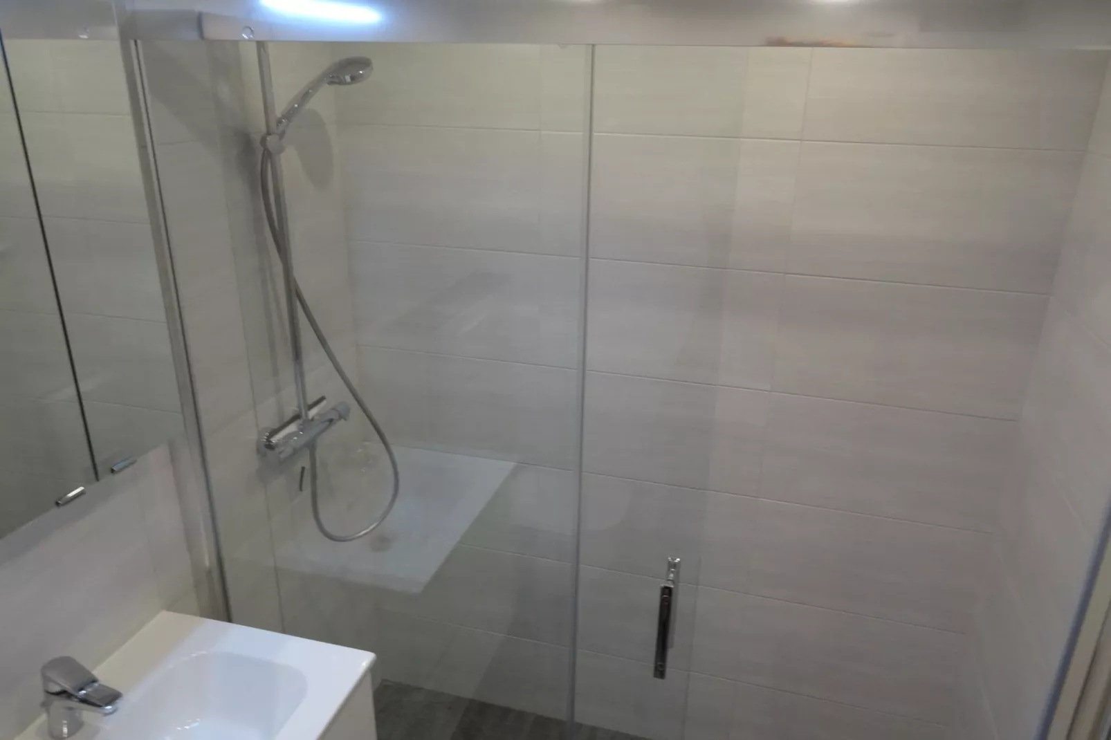 Apartment Paarsch-Badkamer