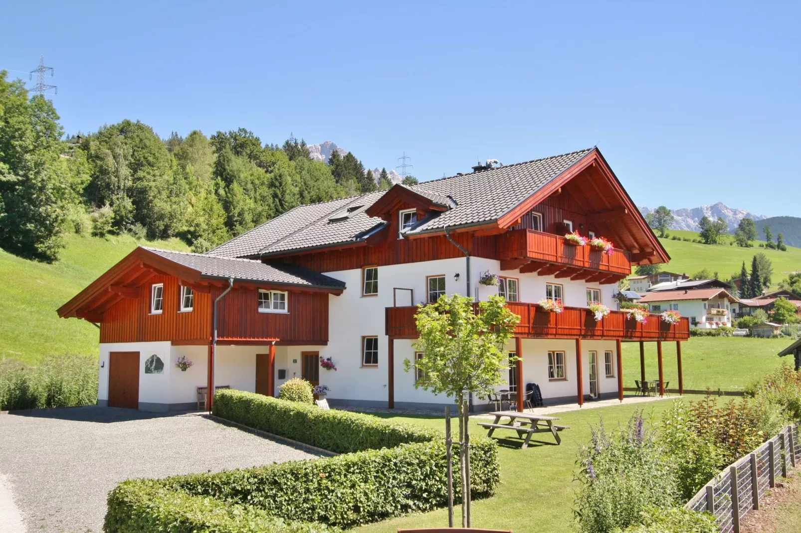 Sfeervol appartement in Maria Alm met tuin en terras-Buitenkant zomer