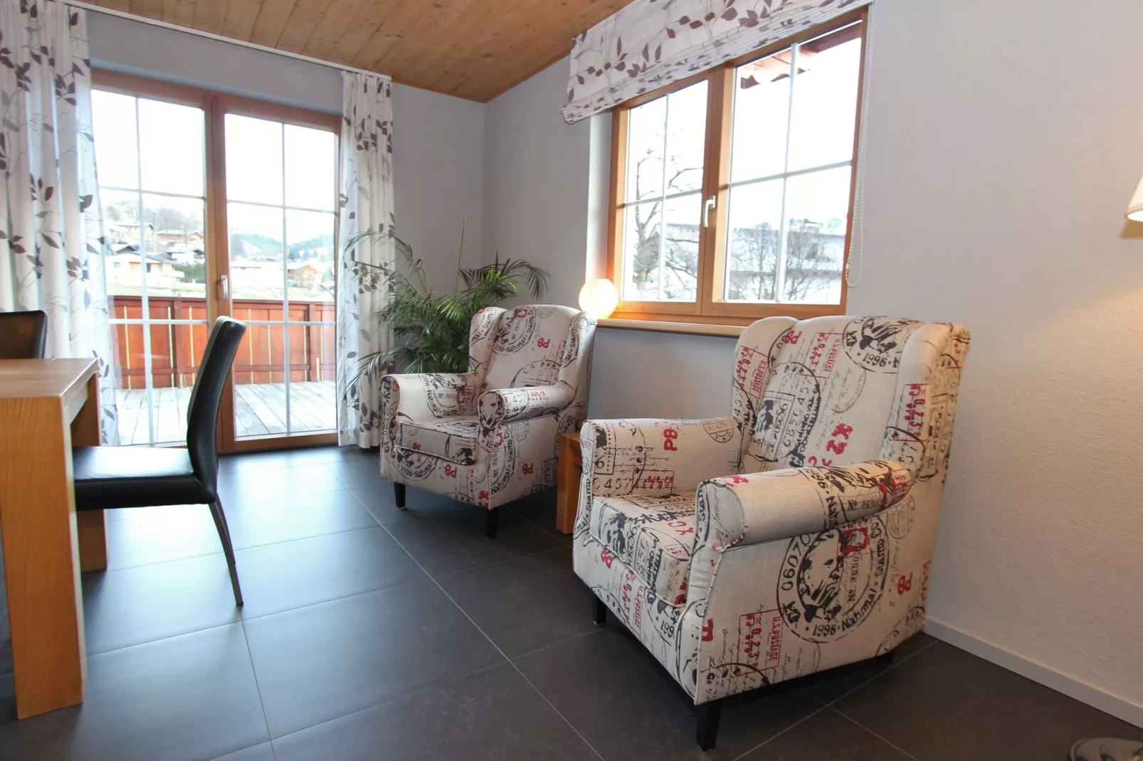 Ruim appartement in Maria Alm nabij een golfbaan-Woonkamer