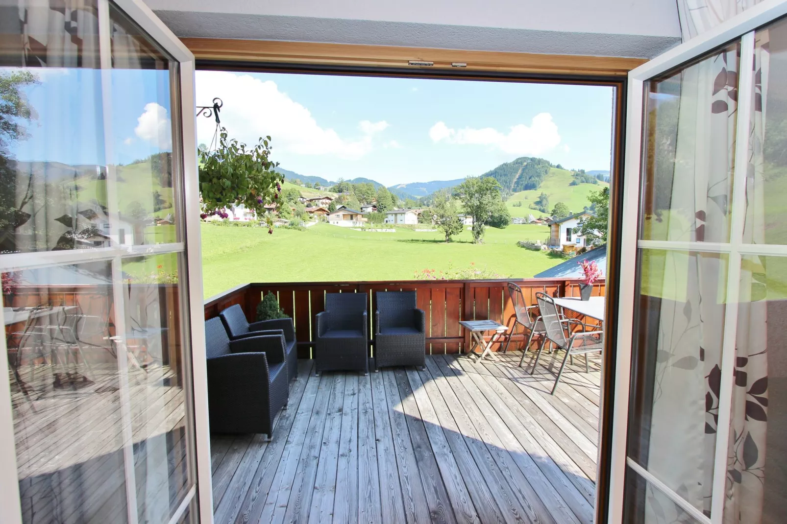 Ruim appartement in Maria Alm nabij een golfbaan-Uitzicht zomer